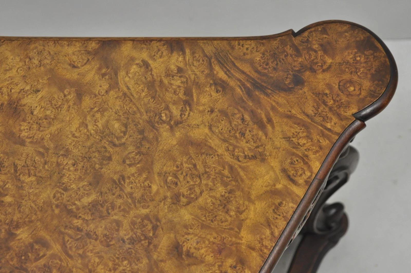 Mesa auxiliar triangular jacobea antigua de nogal Burl William & Mary en venta 3
