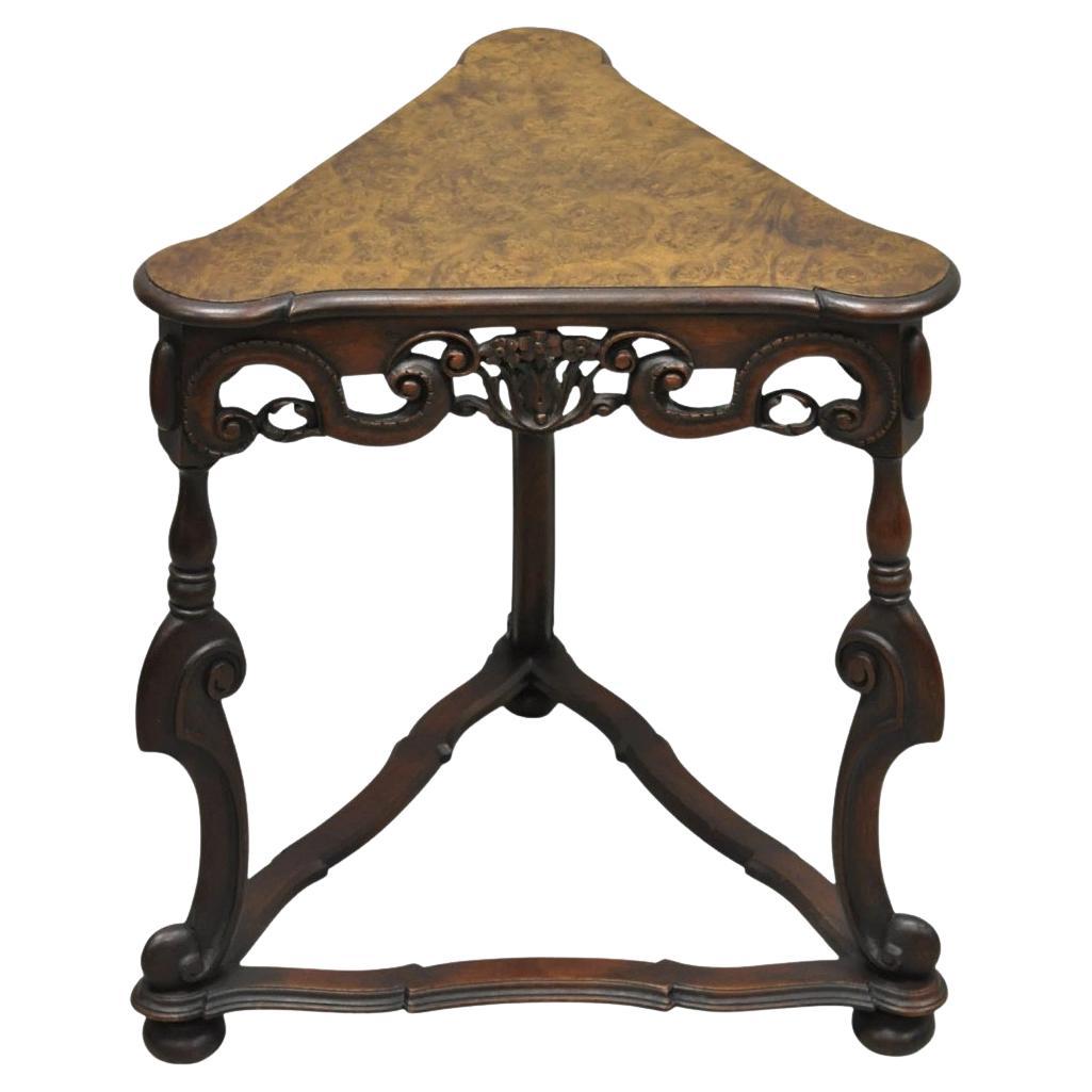 Mesa auxiliar triangular jacobea antigua de nogal Burl William & Mary en venta