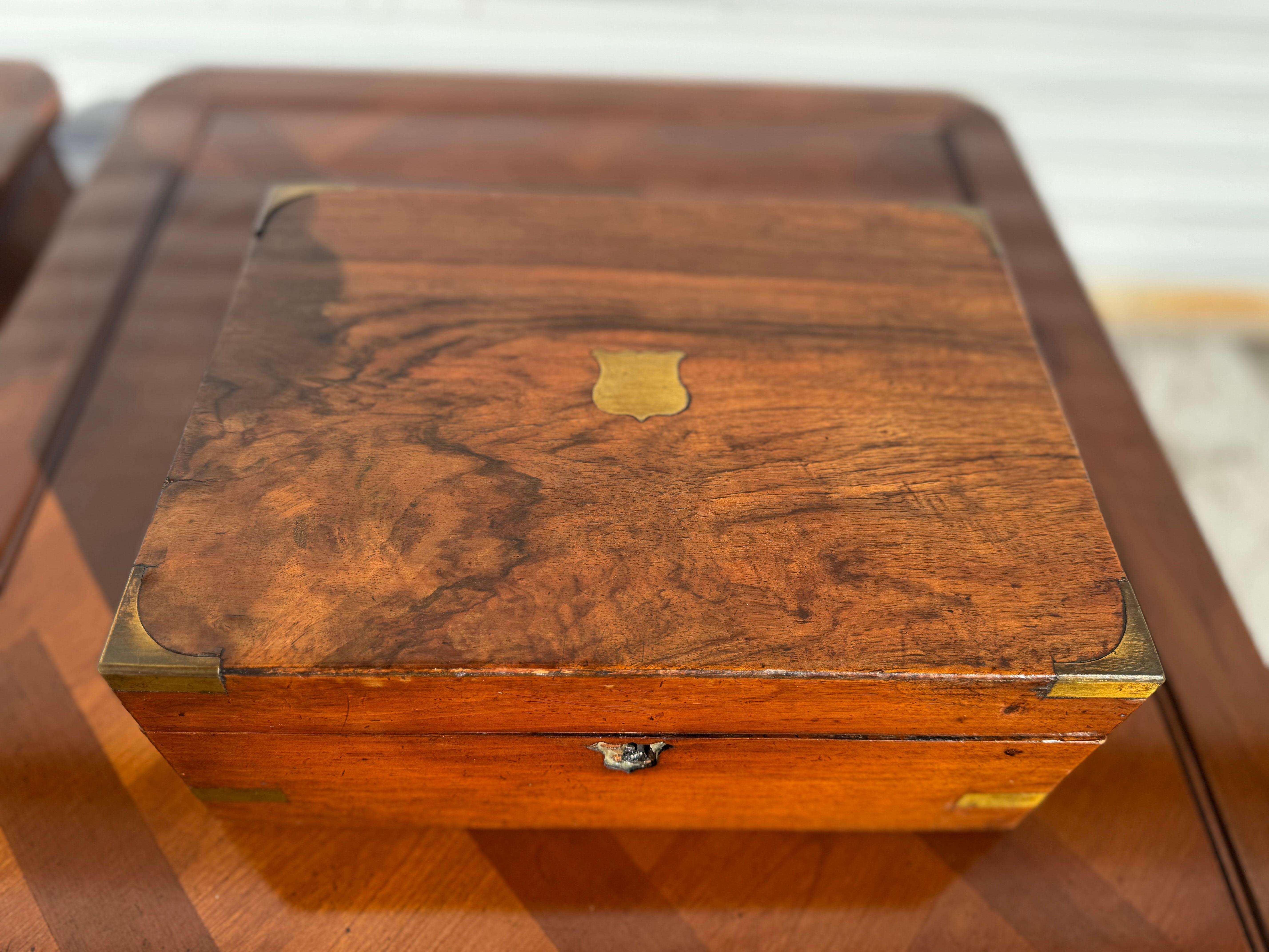 Classico americano Antico scrittoio da viaggio inglese in radica di noce con accenti in ottone in vendita