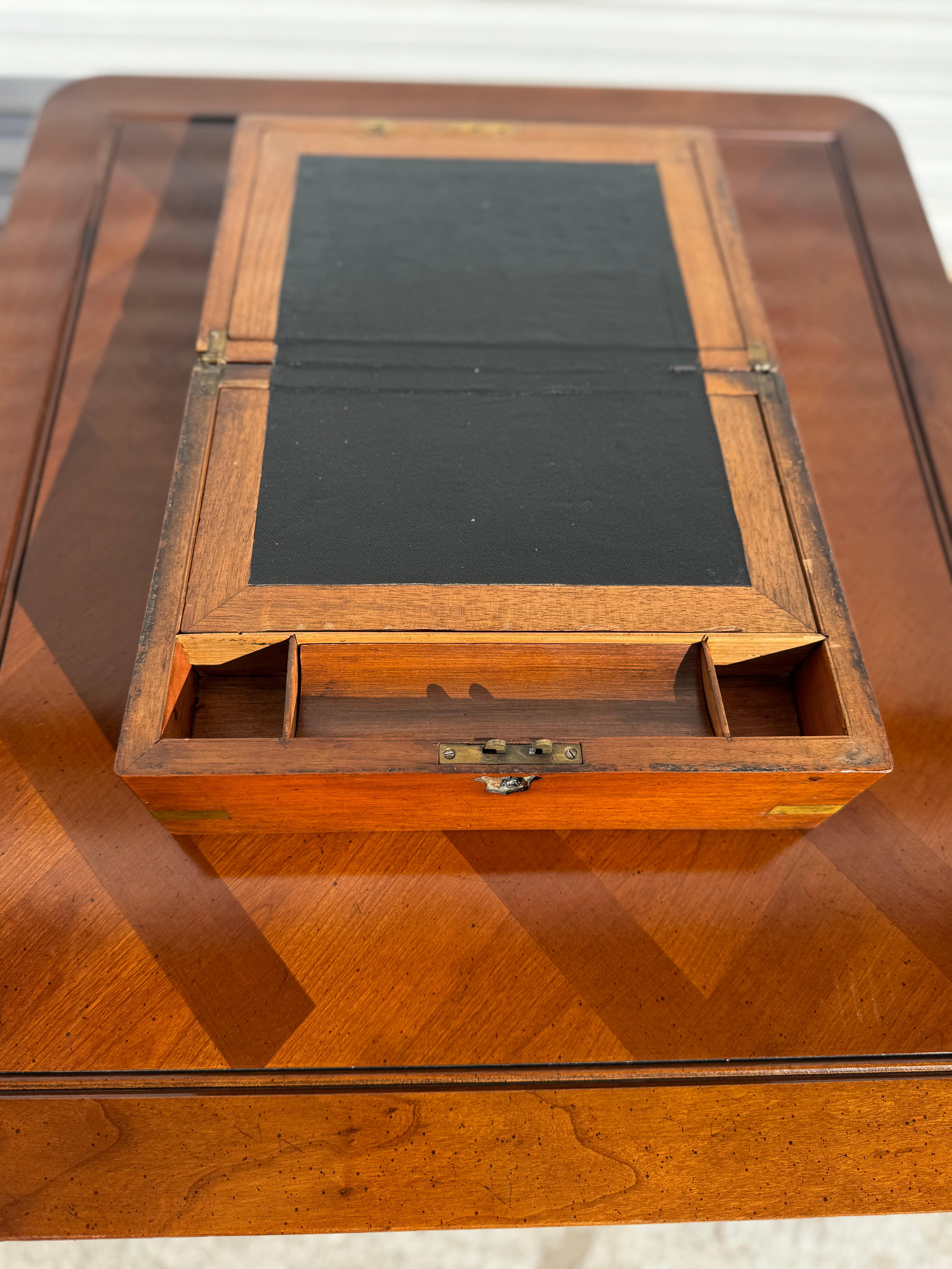 Inglese Antico scrittoio da viaggio inglese in radica di noce con accenti in ottone in vendita