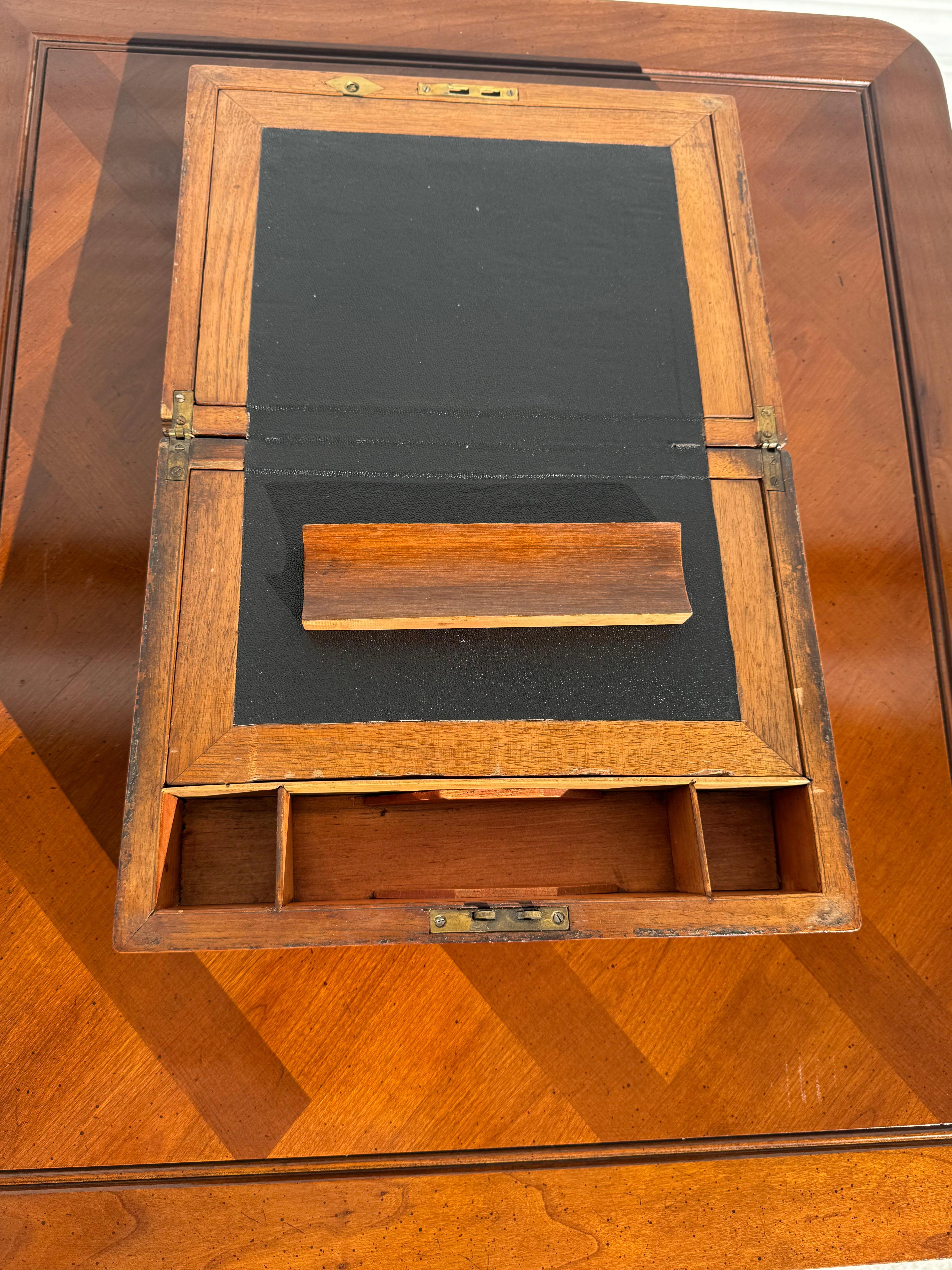Antico scrittoio da viaggio inglese in radica di noce con accenti in ottone In condizioni buone in vendita a Pasadena, TX