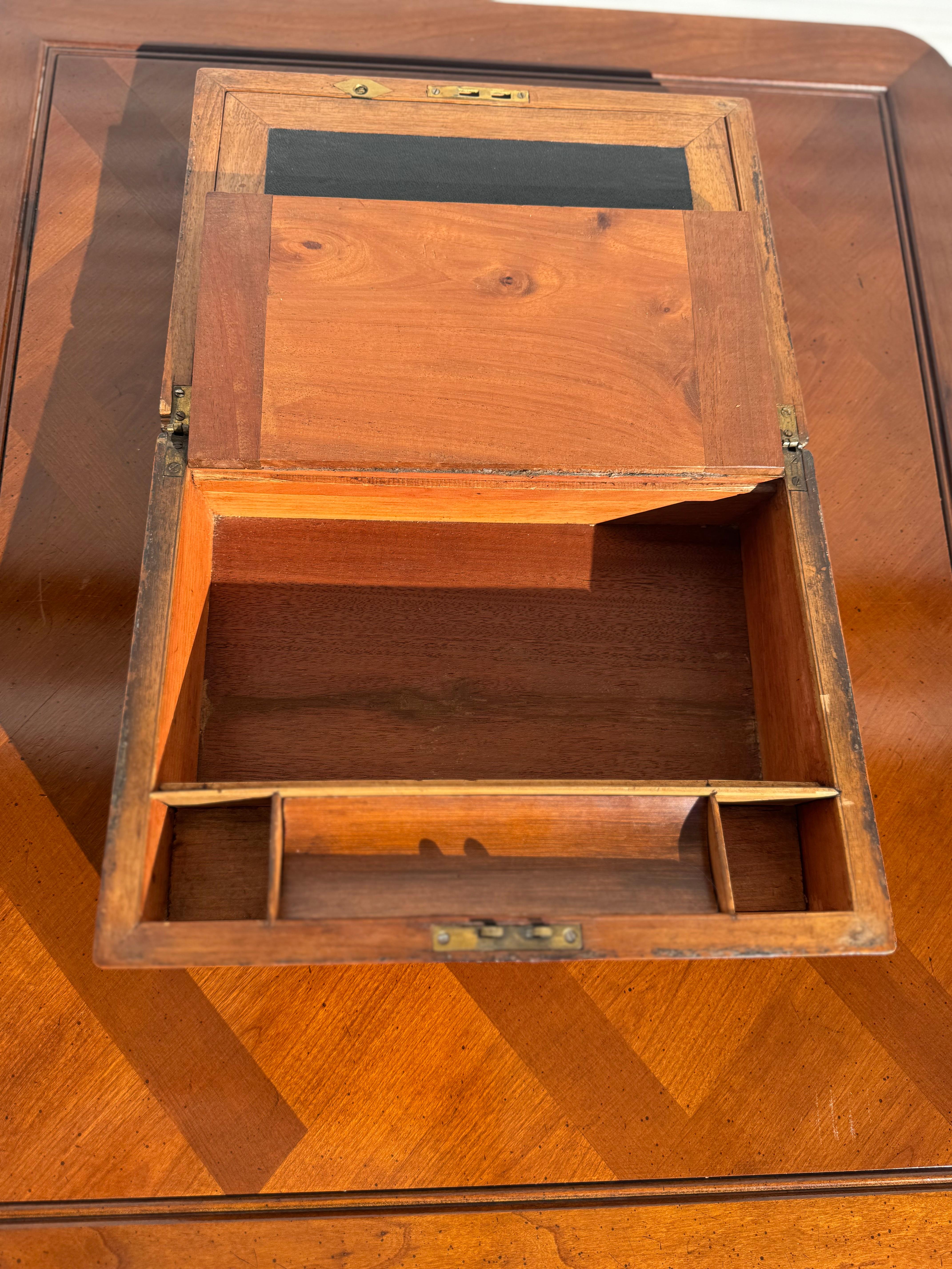 XIX secolo Antico scrittoio da viaggio inglese in radica di noce con accenti in ottone in vendita