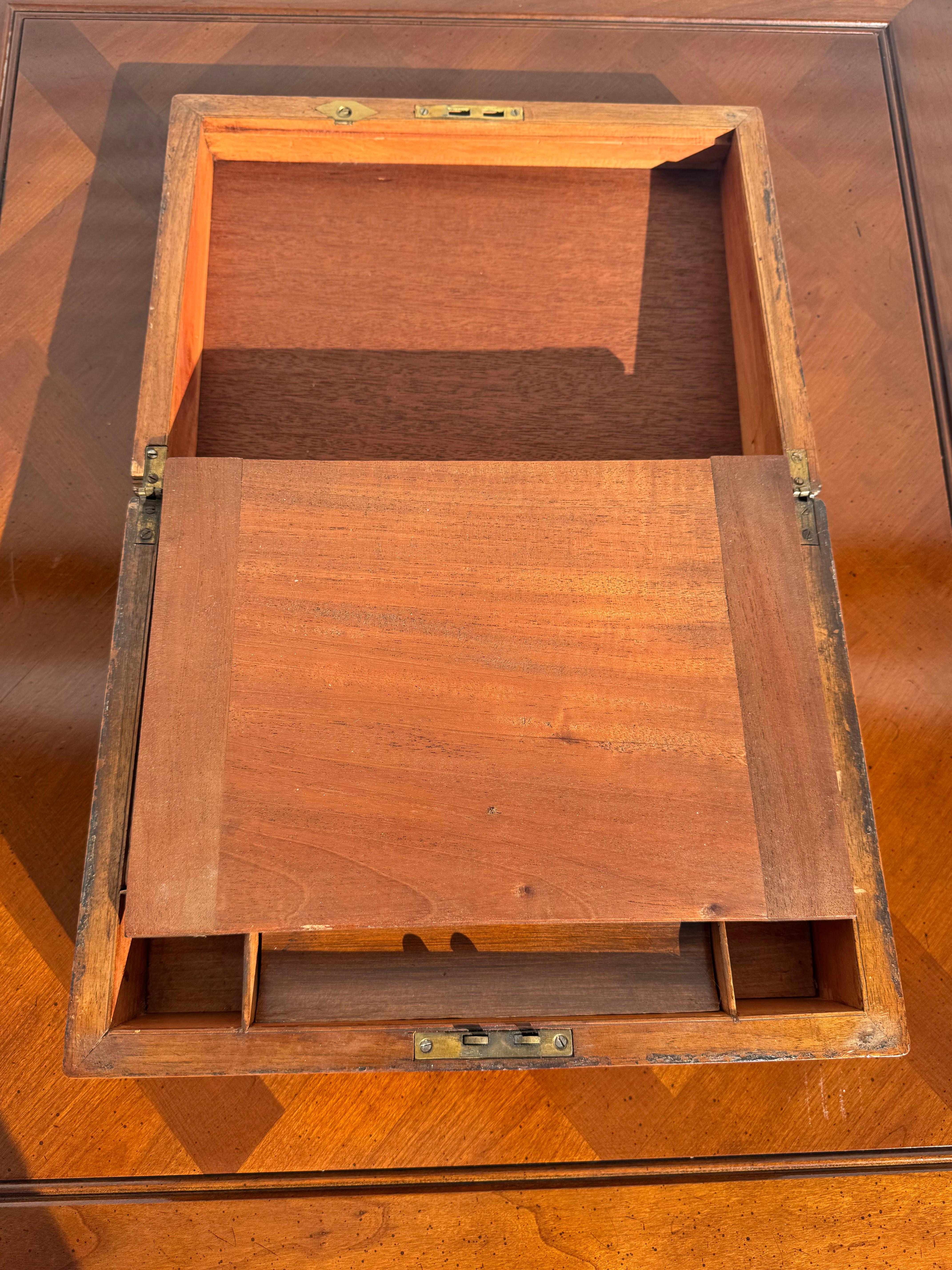 Ottone Antico scrittoio da viaggio inglese in radica di noce con accenti in ottone in vendita