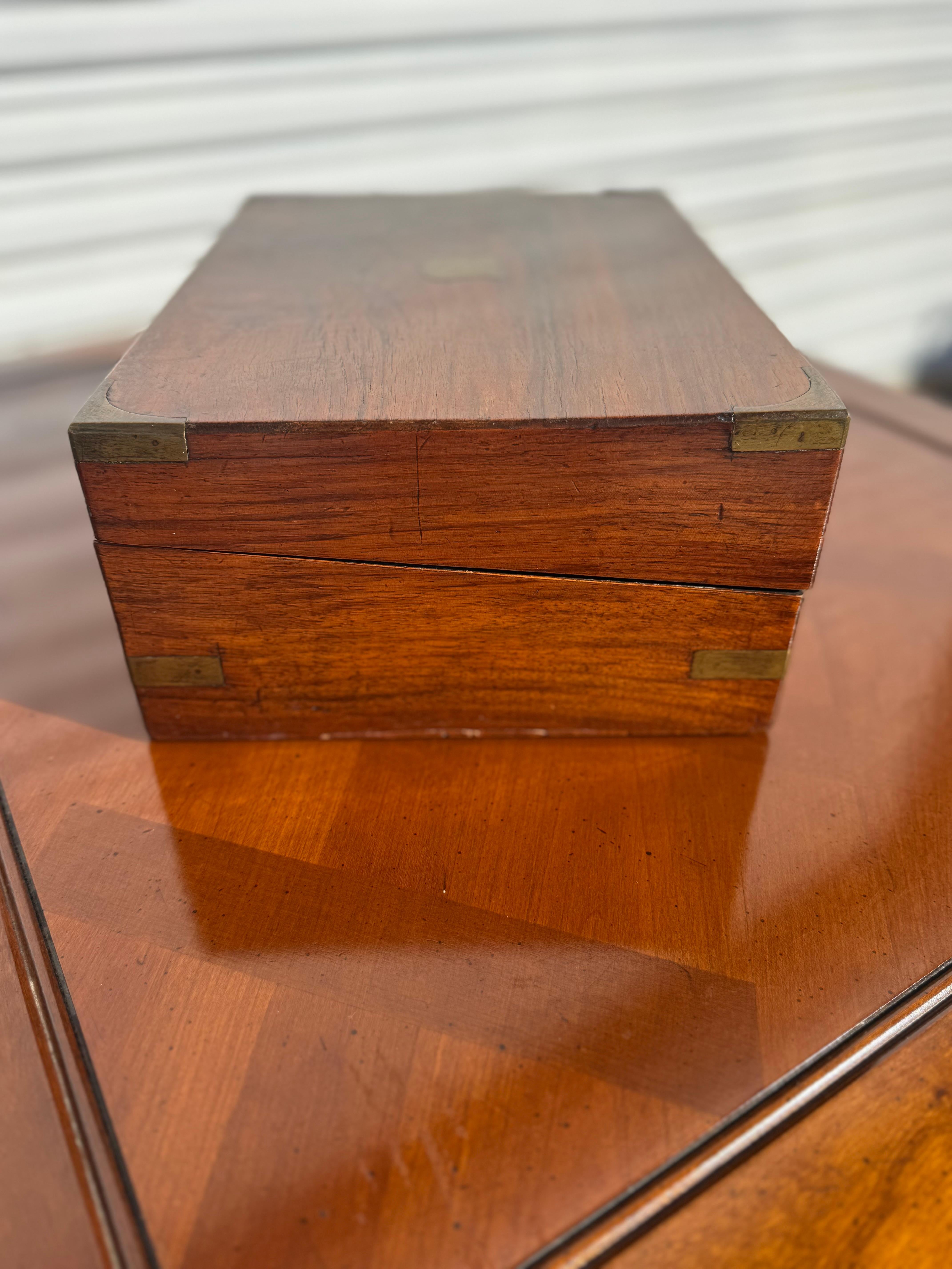 Antico scrittoio da viaggio inglese in radica di noce con accenti in ottone in vendita 1