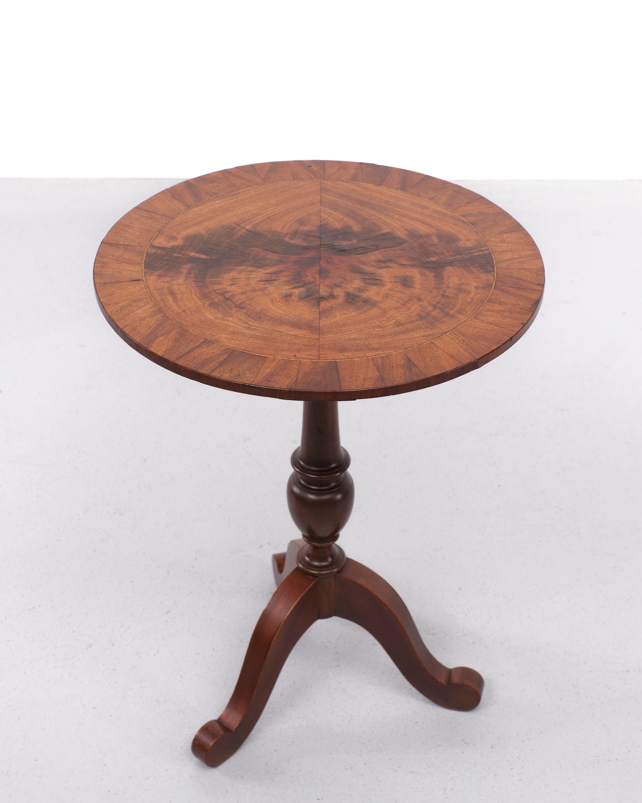 Victorian Antique Burl Wood Carafe Table 1880s England  For Sale