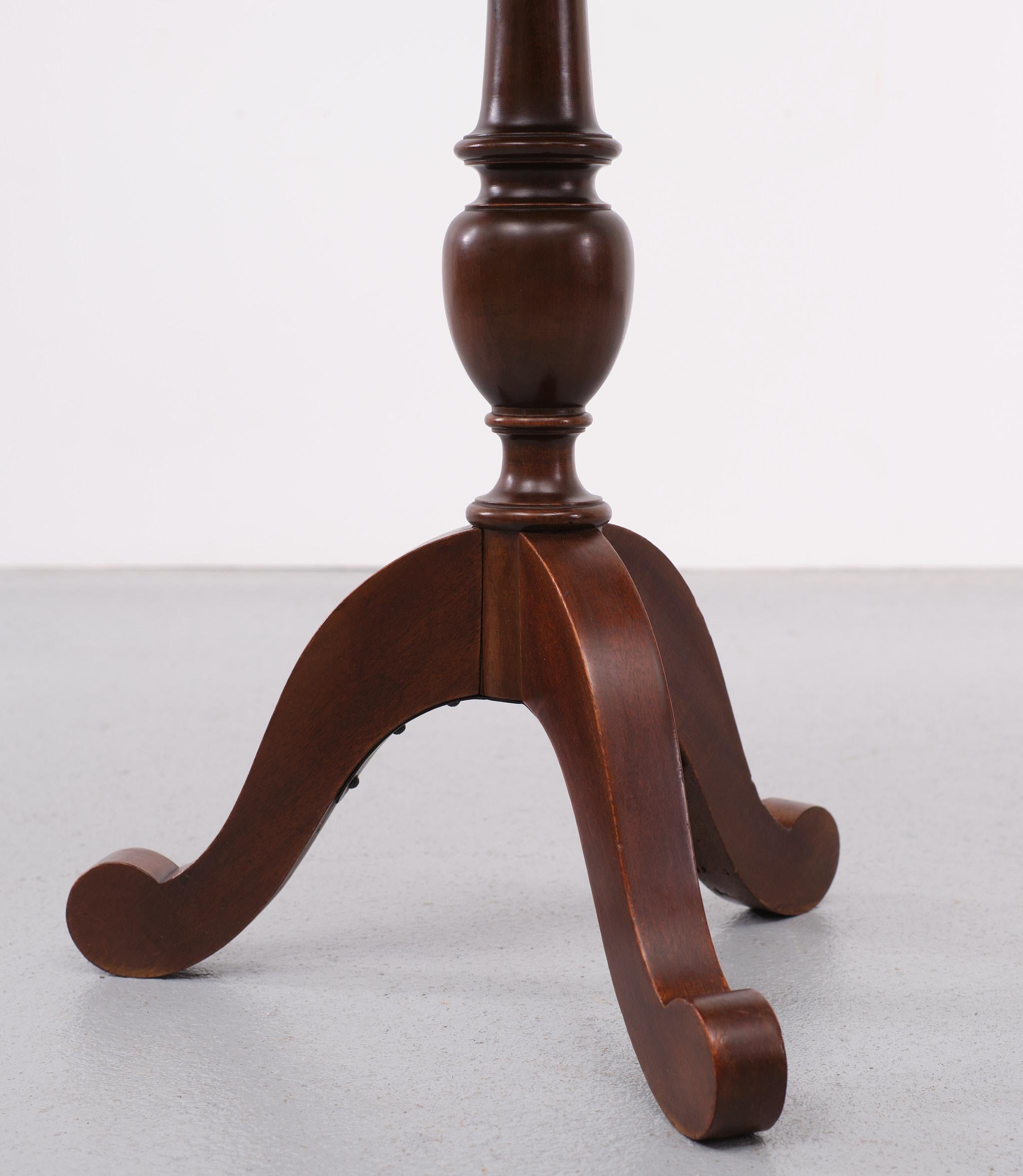 Anglais Ancienne table de carafe en bois de ronce, Angleterre, années 1880  en vente
