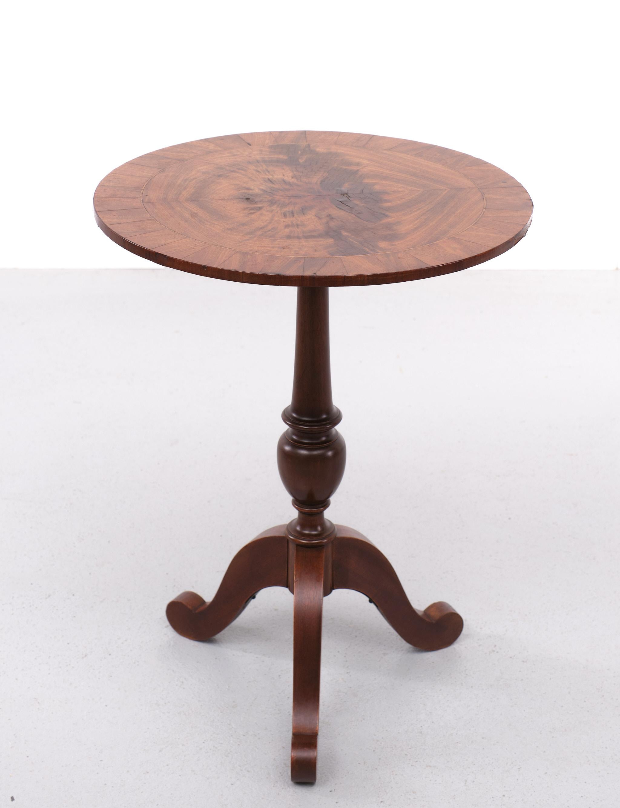 Antique Burl Wood Carafe Table 1880s England  In Good Condition For Sale In Den Haag, NL