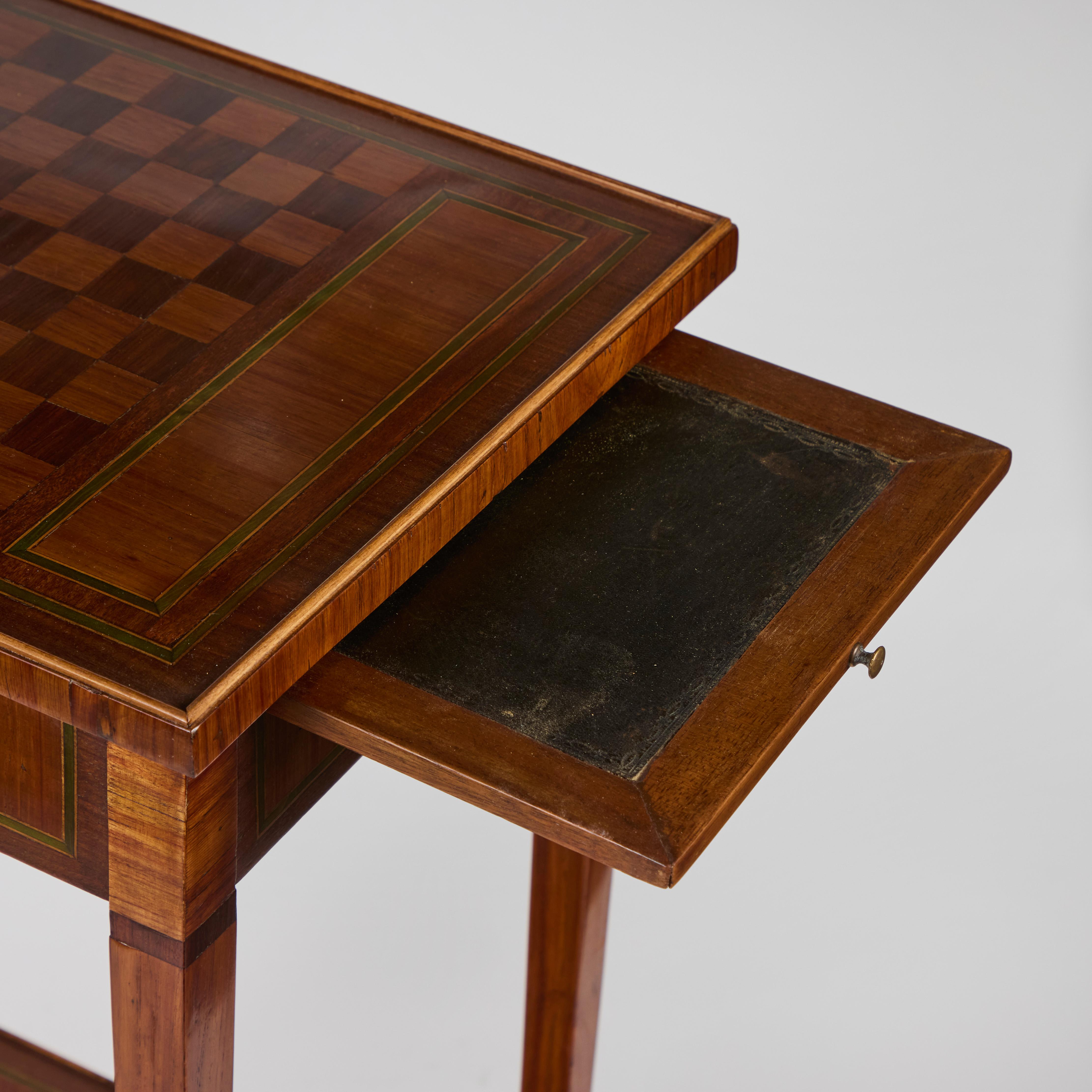 Table d'appoint ancienne en marqueterie de noyer ronceux avec damier en vente 3