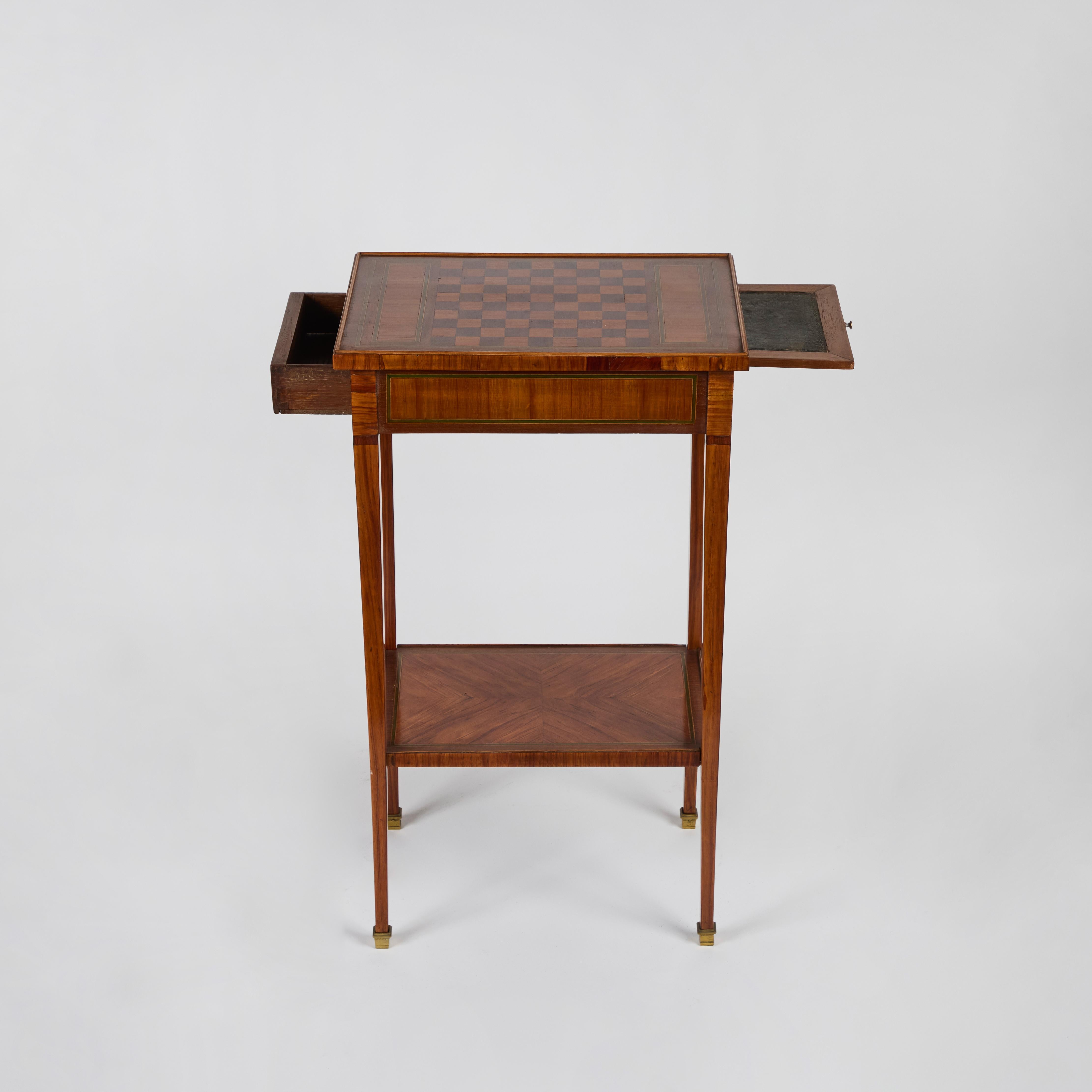 Table d'appoint ancienne en marqueterie de noyer ronceux avec damier en vente 4