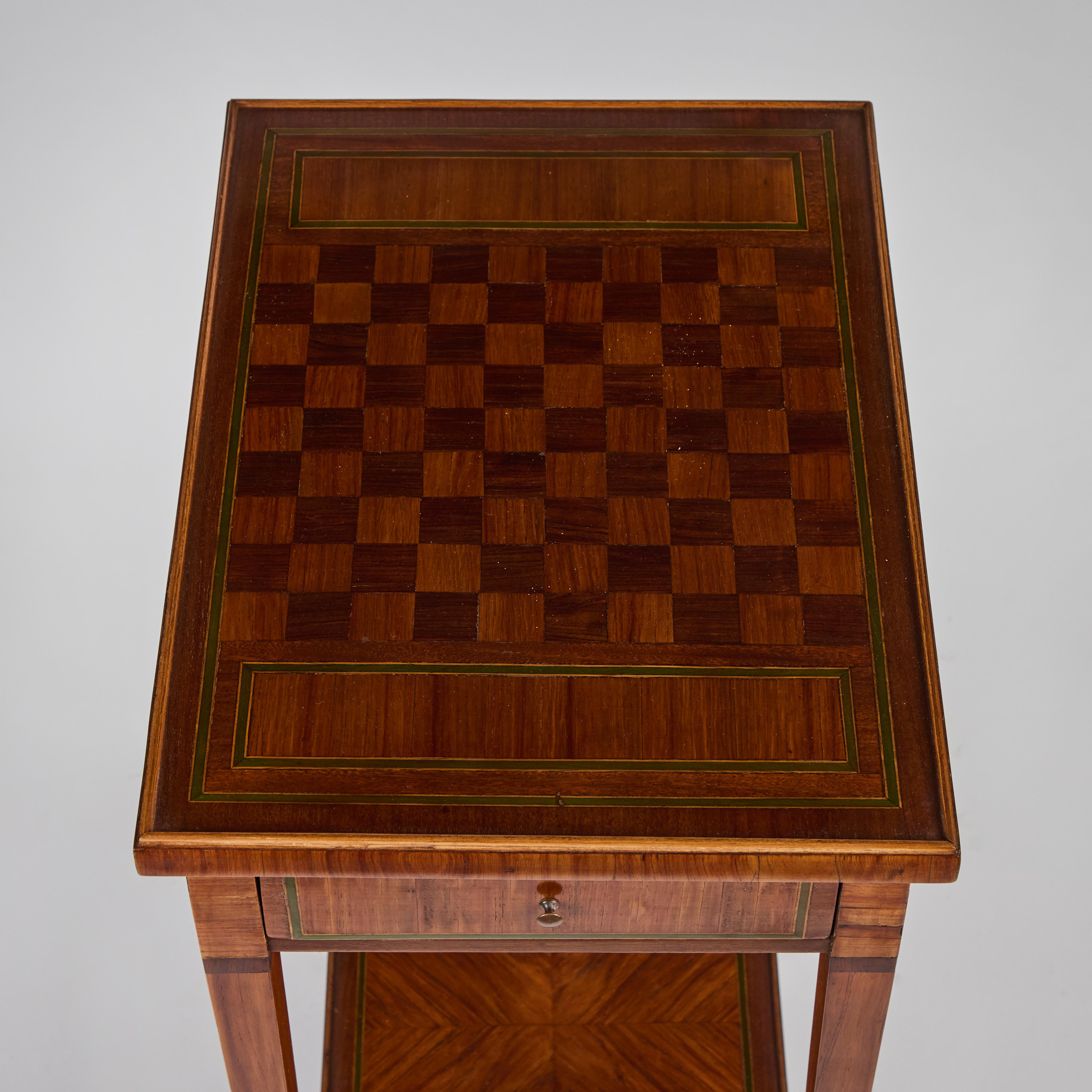Table d'appoint ancienne en marqueterie de noyer ronceux avec damier en vente 5