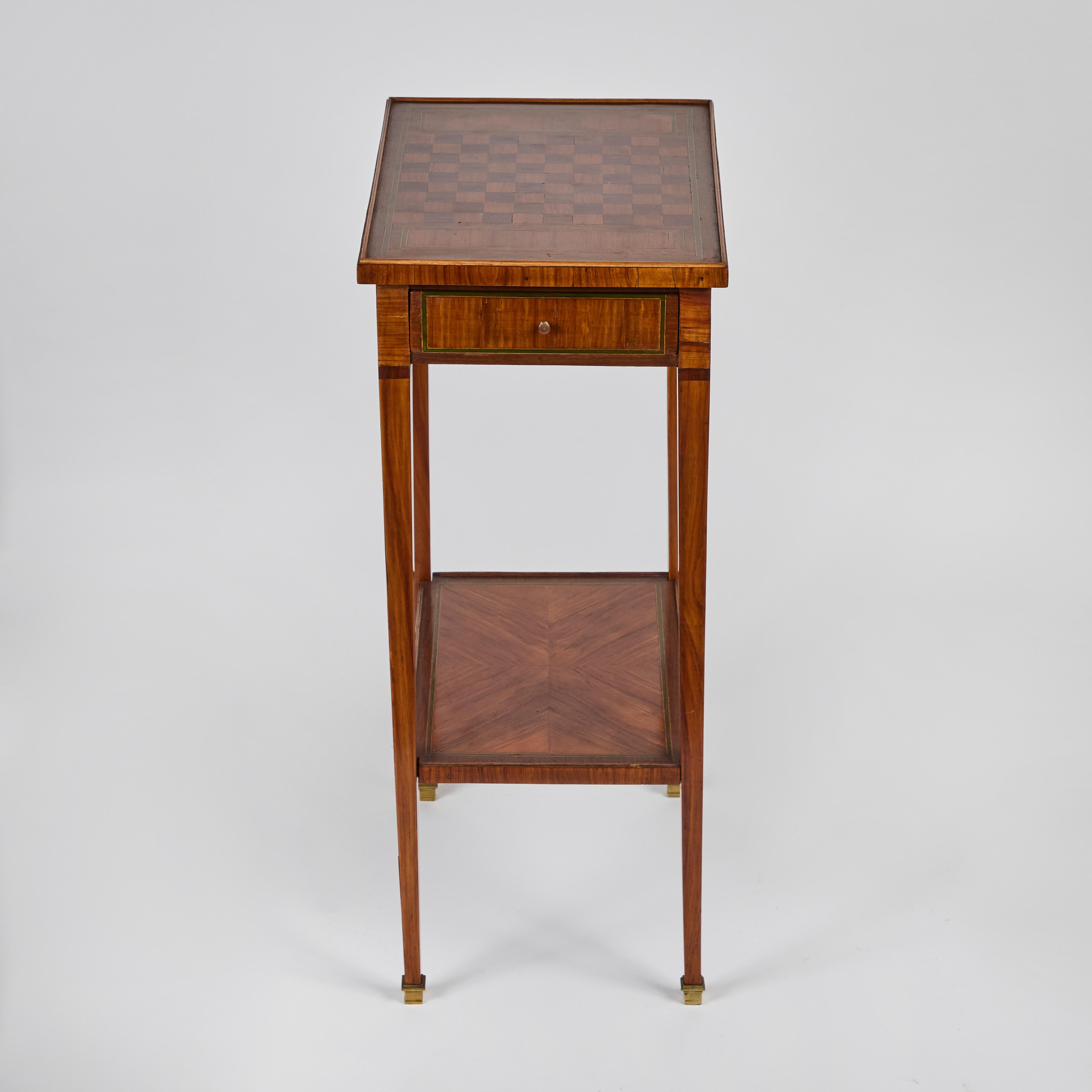 Table d'appoint ancienne en marqueterie de noyer ronceux avec damier en vente 6