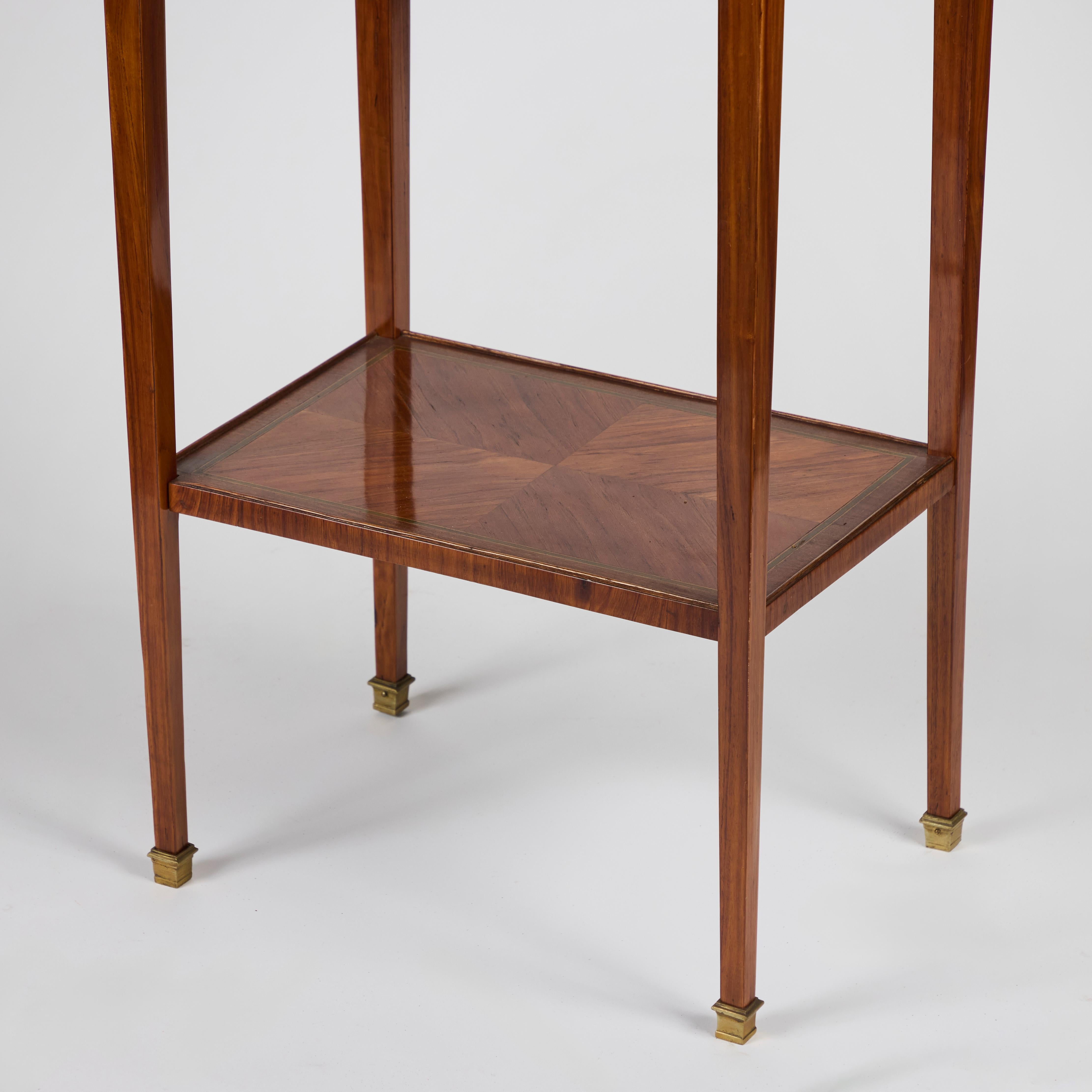 italien Table d'appoint ancienne en marqueterie de noyer ronceux avec damier en vente