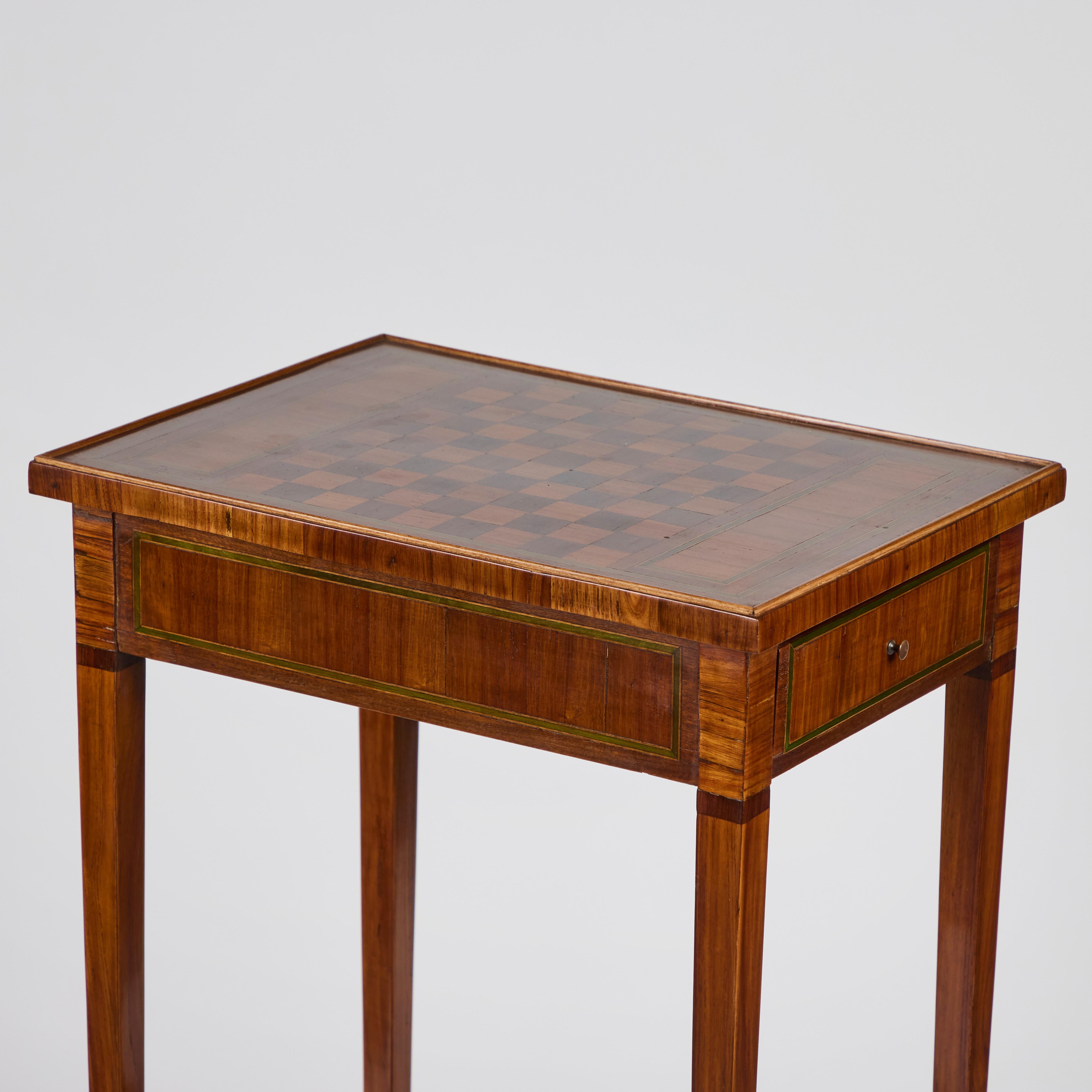 Sculpté à la main Table d'appoint ancienne en marqueterie de noyer ronceux avec damier en vente