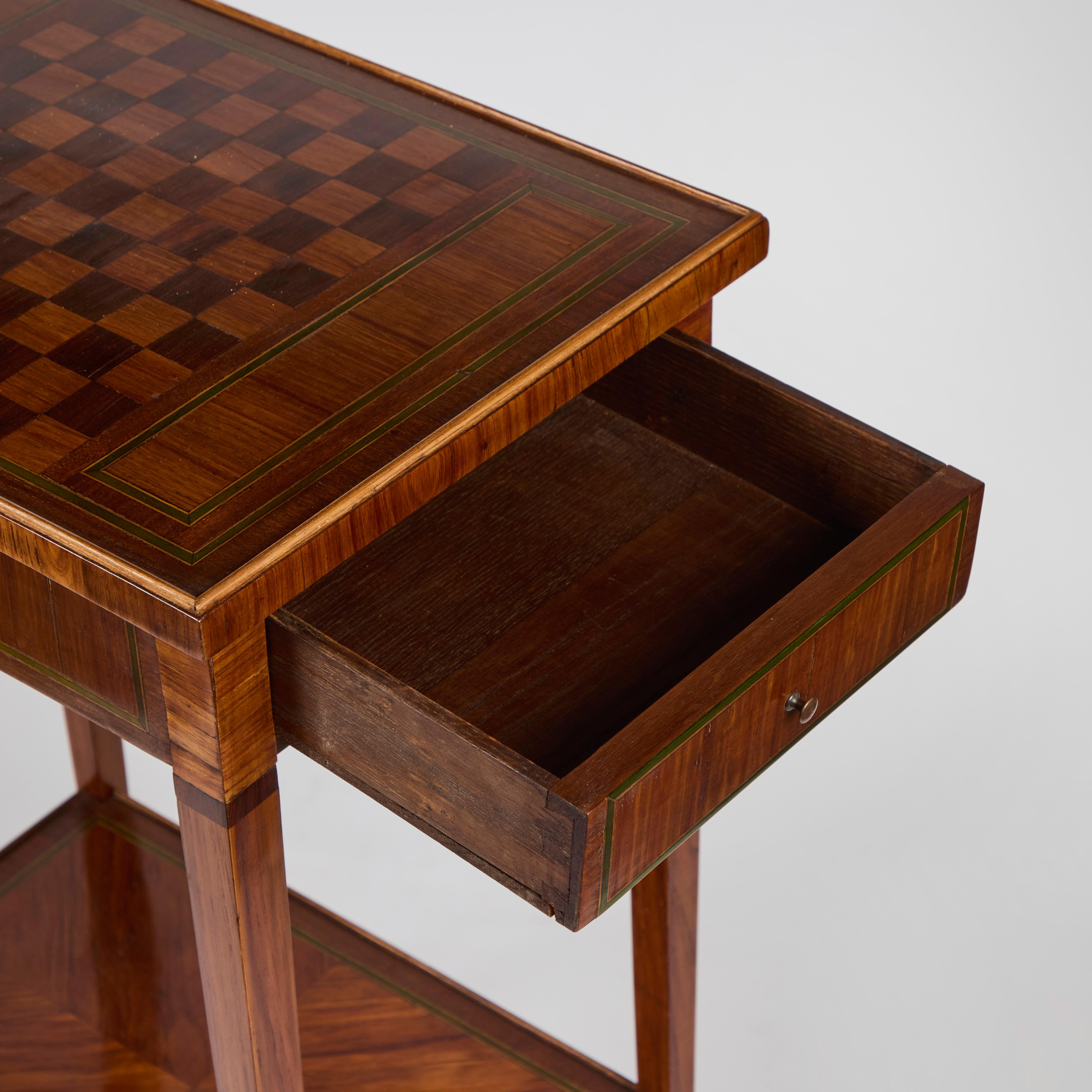 Table d'appoint ancienne en marqueterie de noyer ronceux avec damier Bon état - En vente à Los Angeles, CA