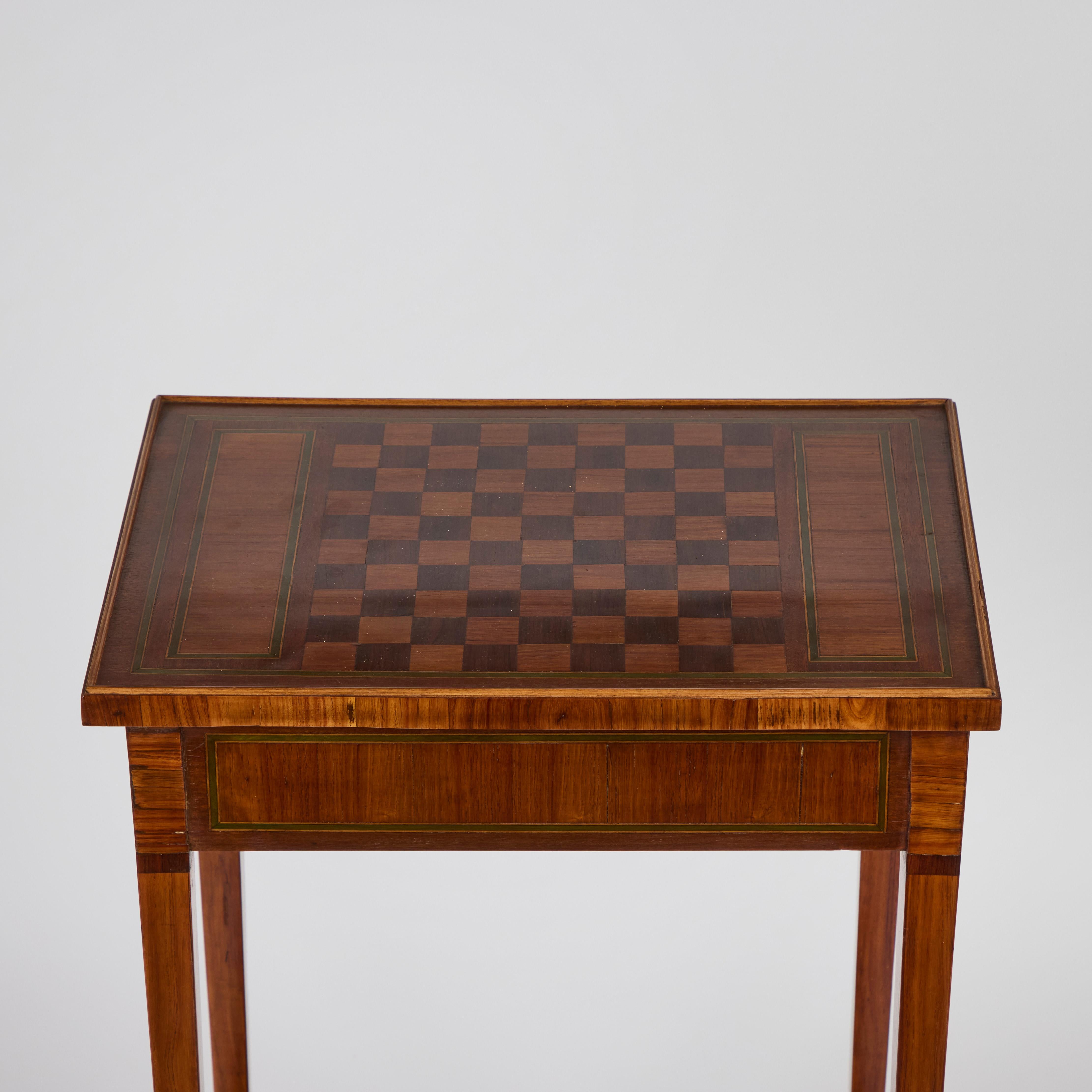 XIXe siècle Table d'appoint ancienne en marqueterie de noyer ronceux avec damier en vente