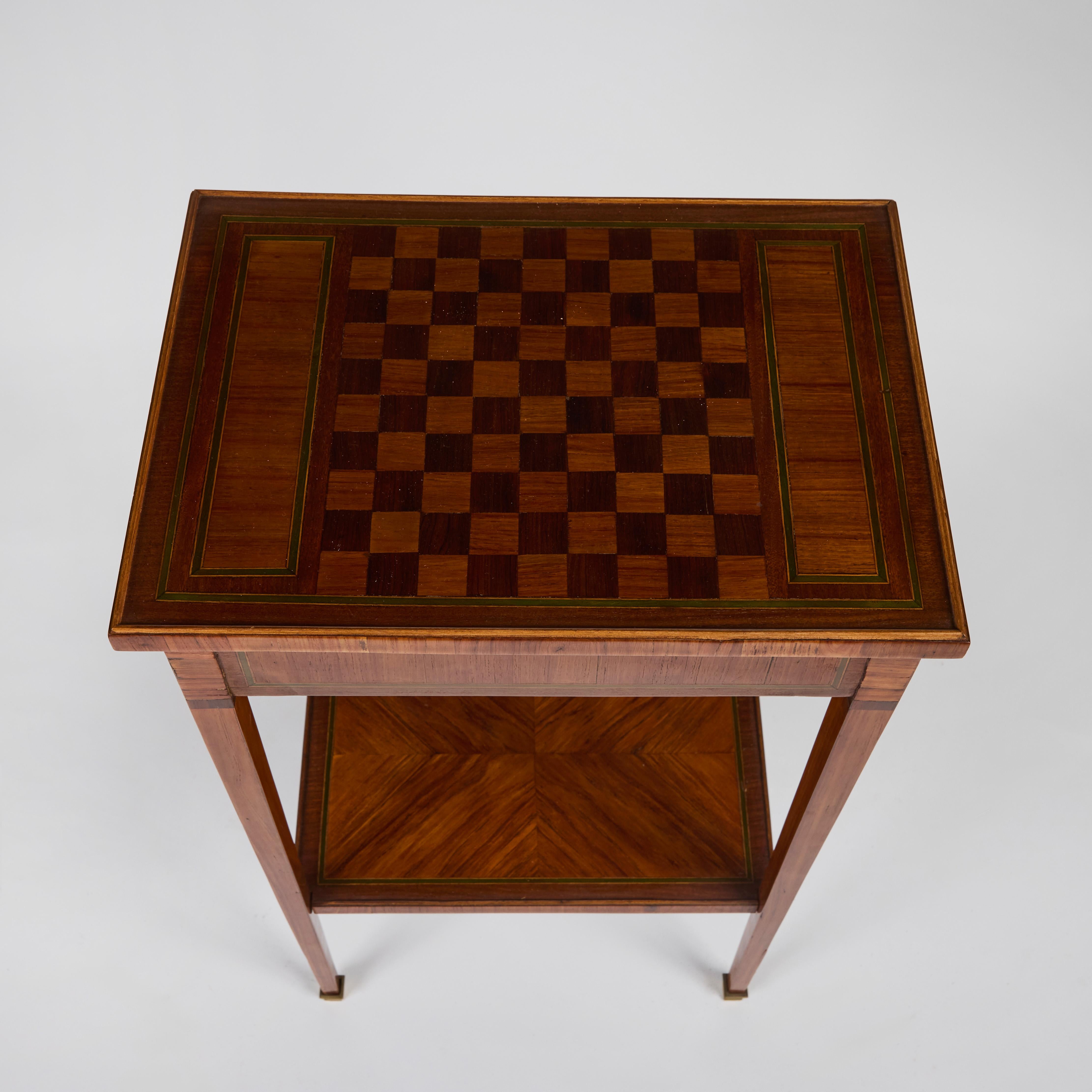 Bronze Table d'appoint ancienne en marqueterie de noyer ronceux avec damier en vente