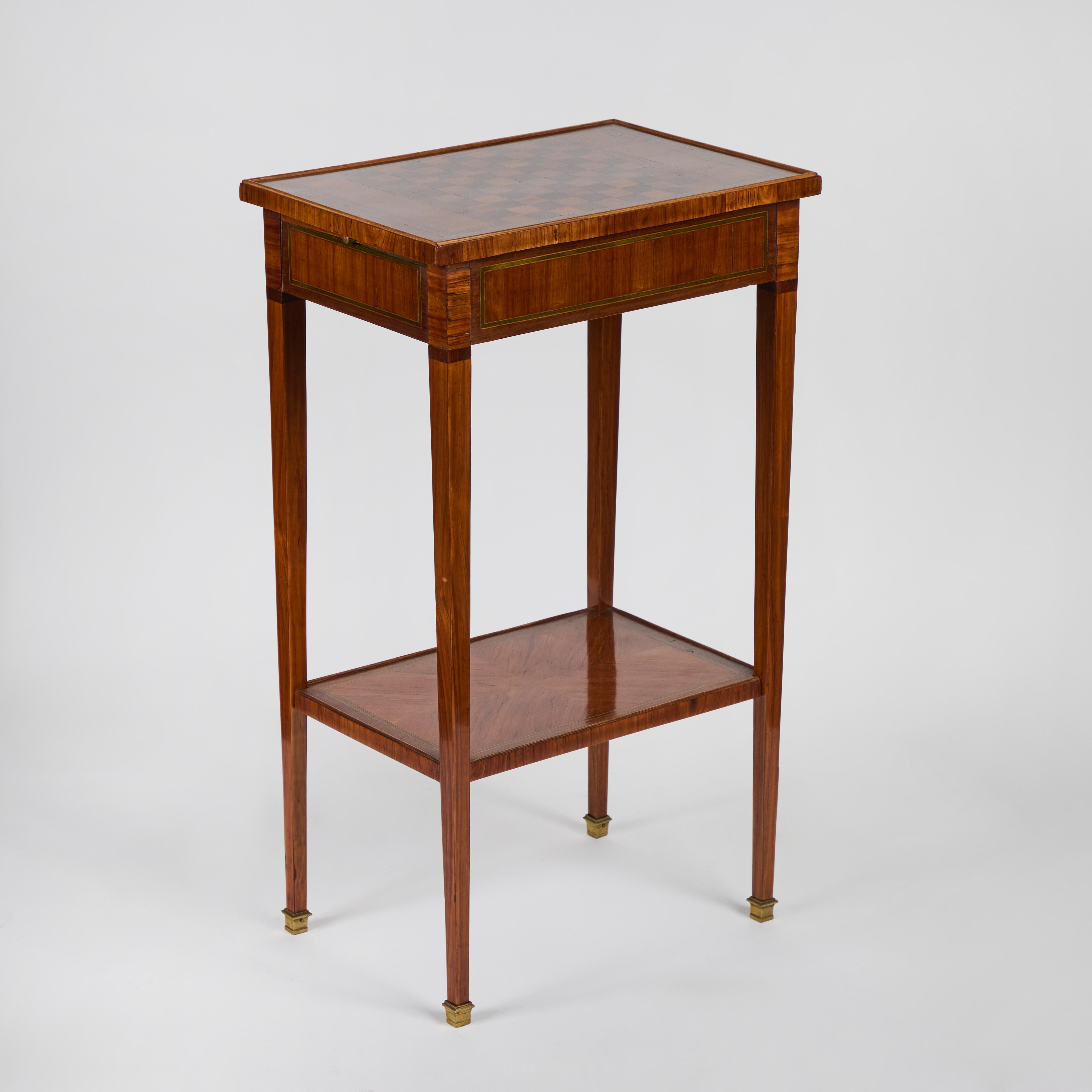 Table d'appoint ancienne en marqueterie de noyer ronceux avec damier en vente 1