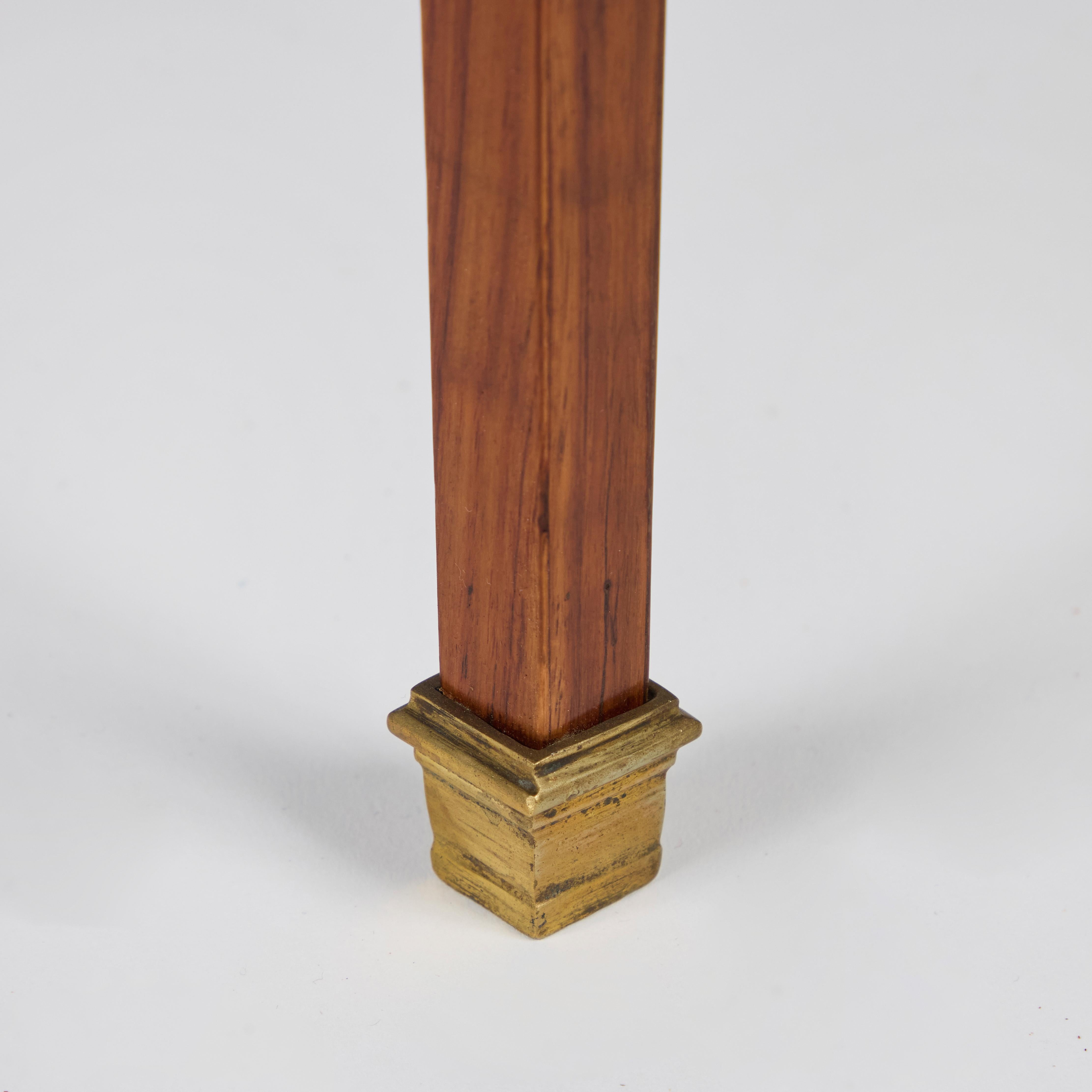 Table d'appoint ancienne en marqueterie de noyer ronceux avec damier en vente 2