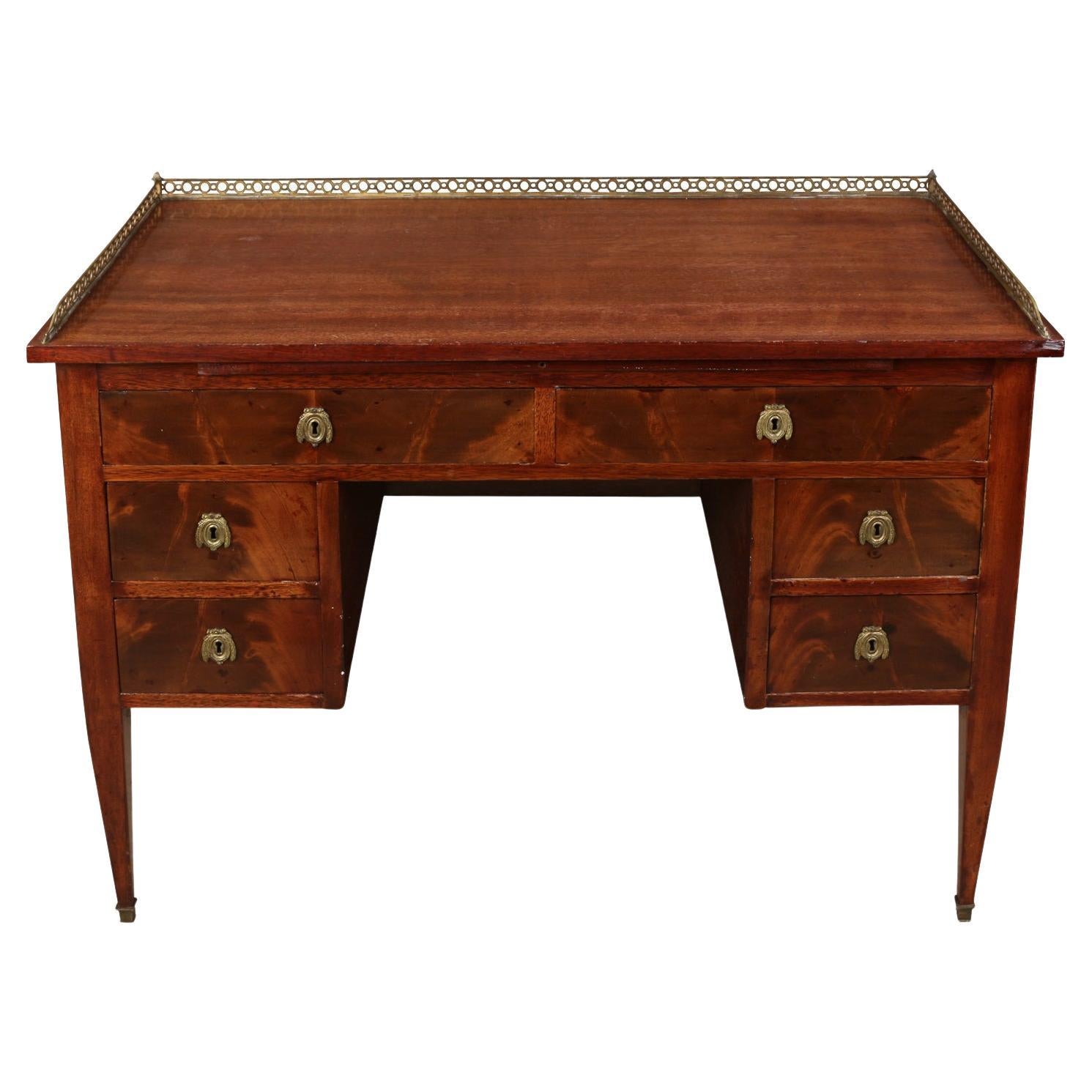 Antiker, kleiner Schreibtisch aus gemasertem Holz mit Galerieeisen aus Messing