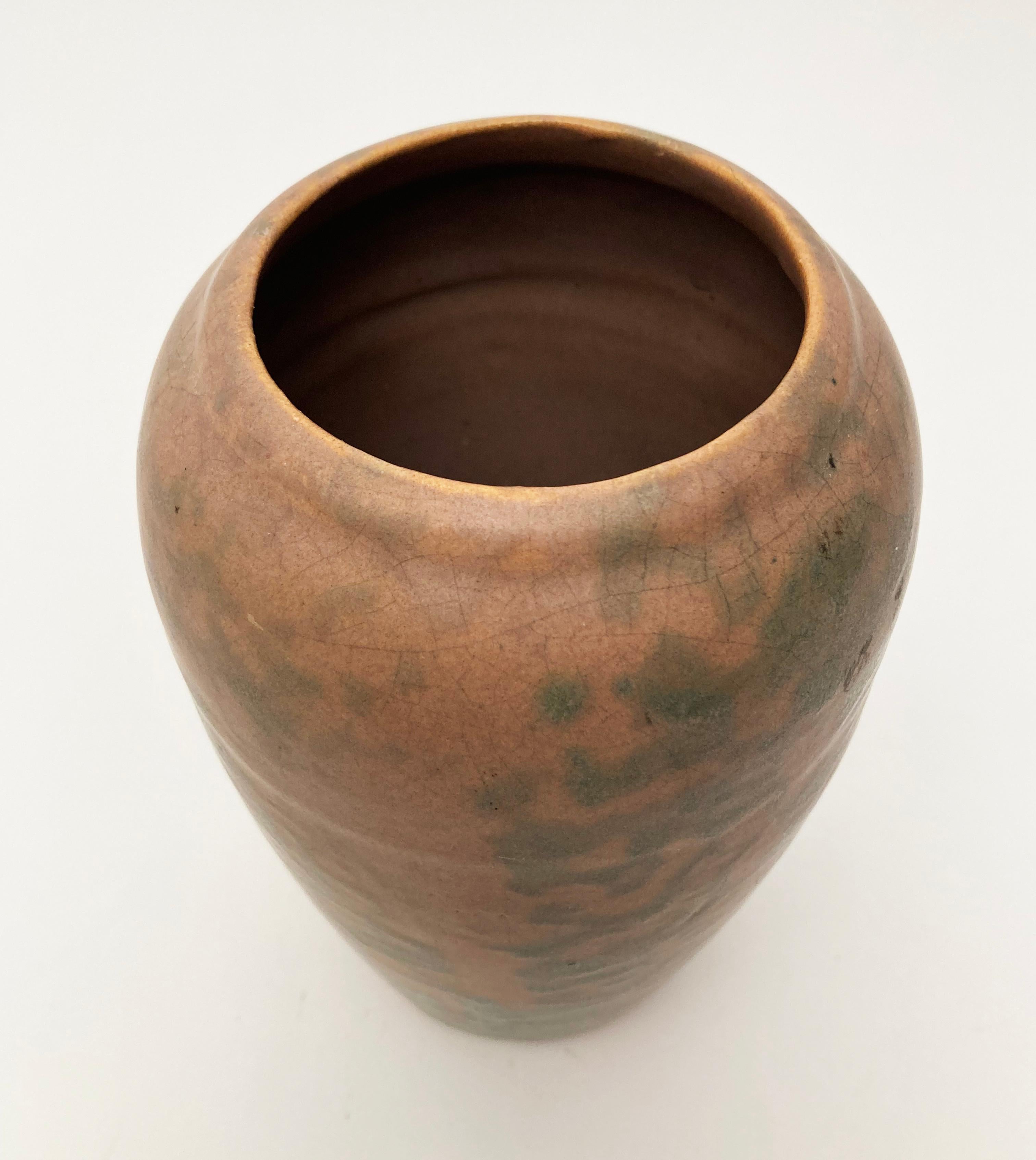 Vaso Burley Winter molto precoce e raro, realizzato con una finitura opaca di pergamena screziata marrone e verde. Un pezzo splendidamente primitivo che riflette un'epoca in cui la ceramica la faceva da padrona. 