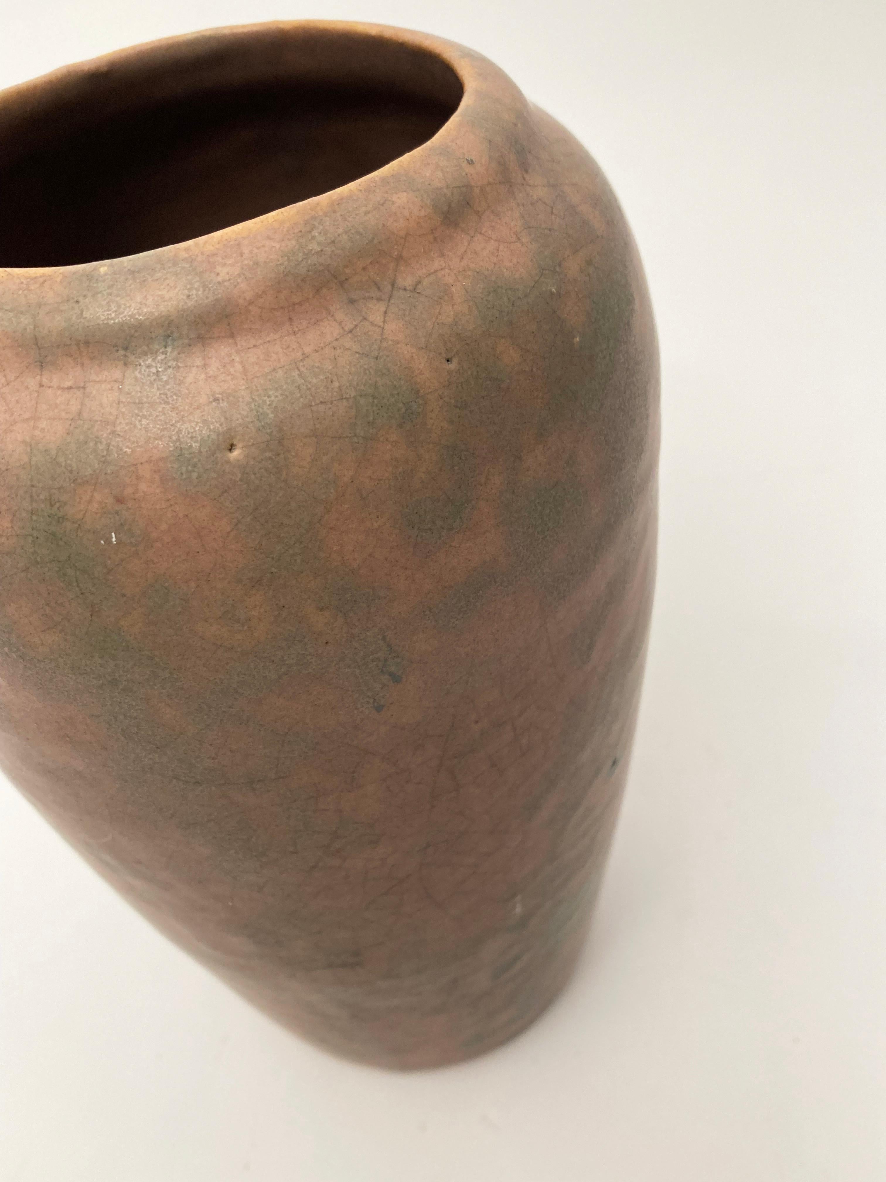 Arts and Crafts Vaso antico Burley Winter screziato di marrone e verde con finitura opaca Vellum in vendita