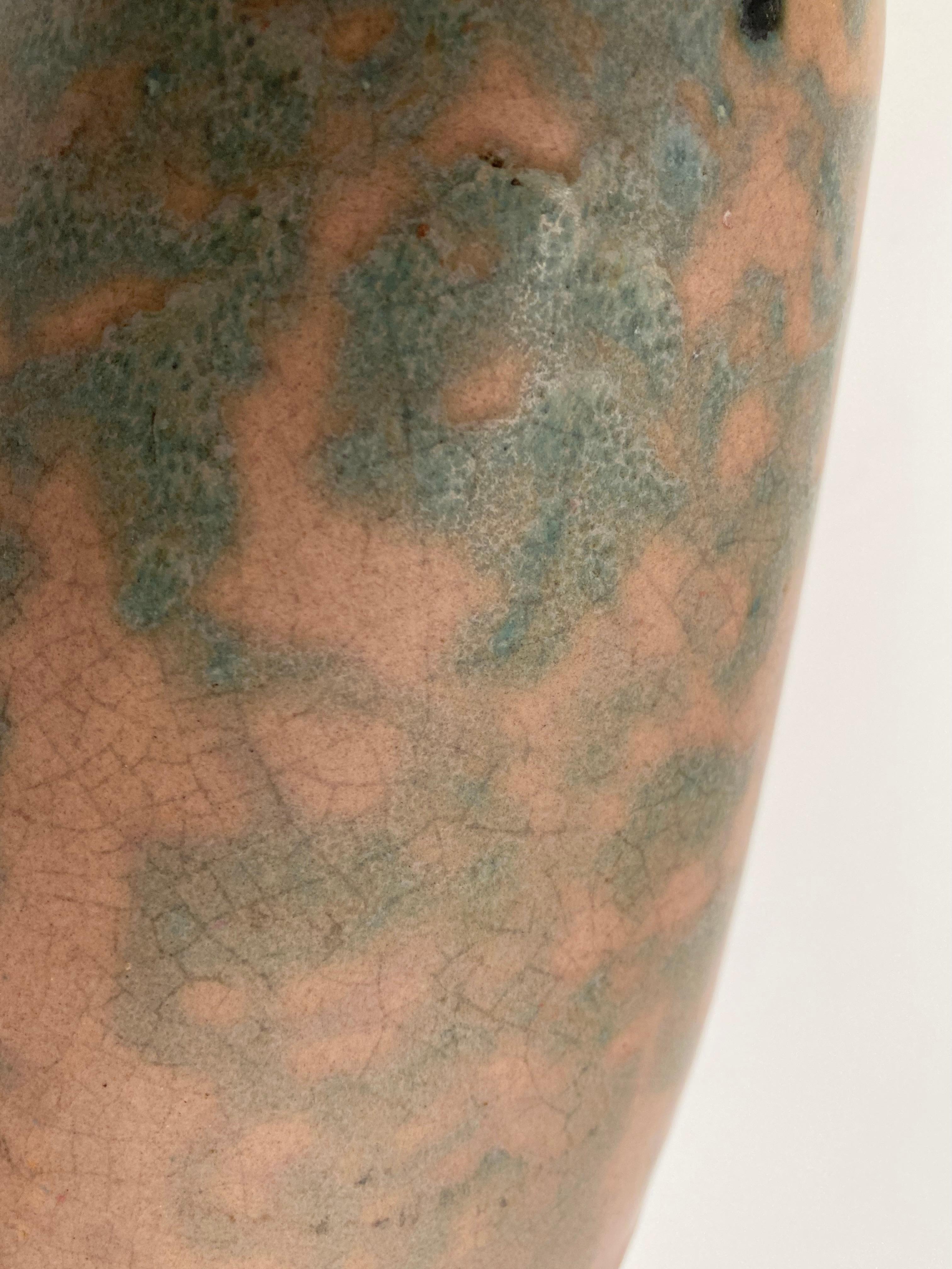 Vaso antico Burley Winter screziato di marrone e verde con finitura opaca Vellum In condizioni buone in vendita a Louisville, KY
