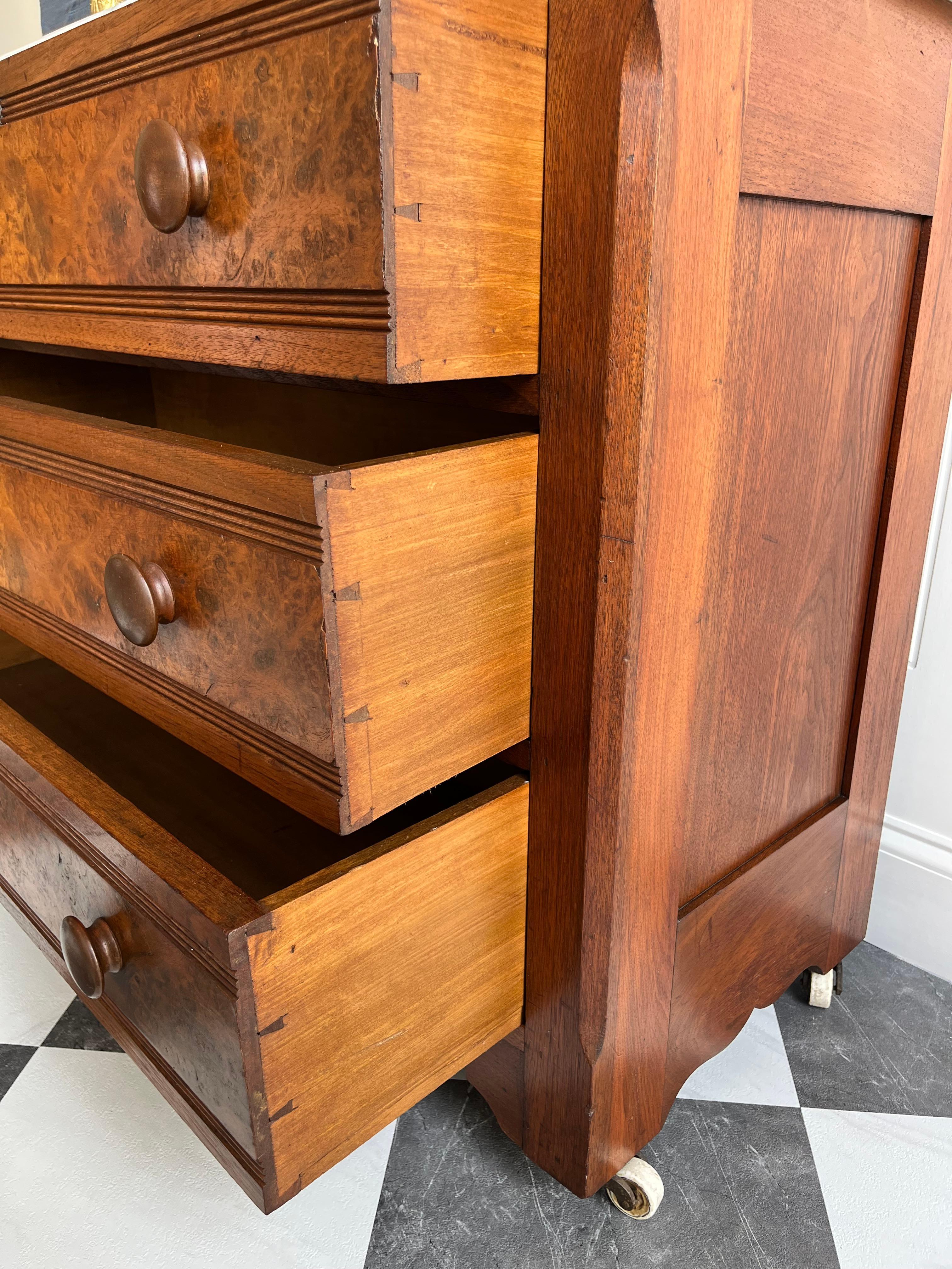 Antigua cómoda de madera de Burlwood con tapa de mármol Circa 1880-1910 3