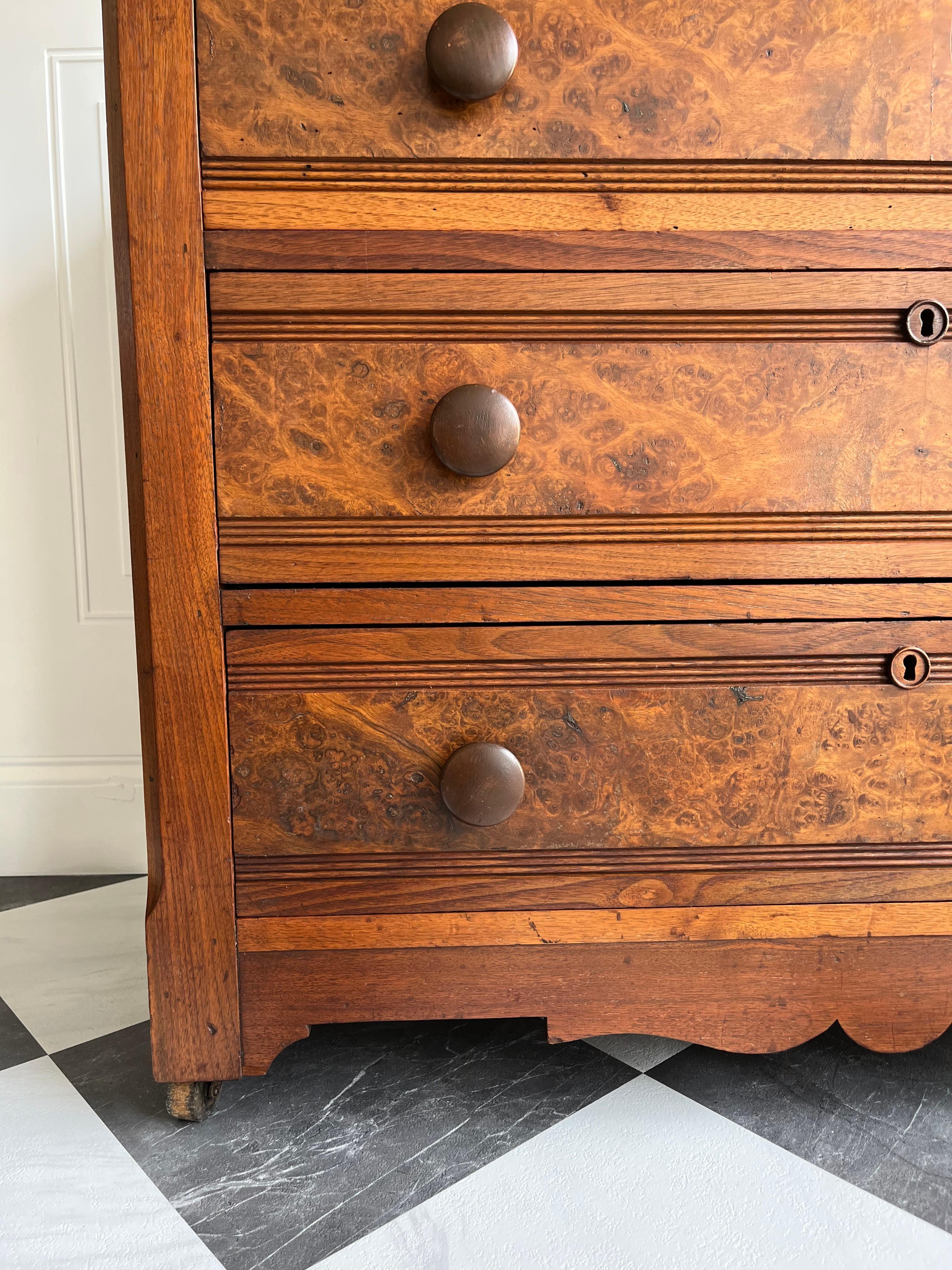 Antigua cómoda de madera de Burlwood con tapa de mármol Circa 1880-1910 4