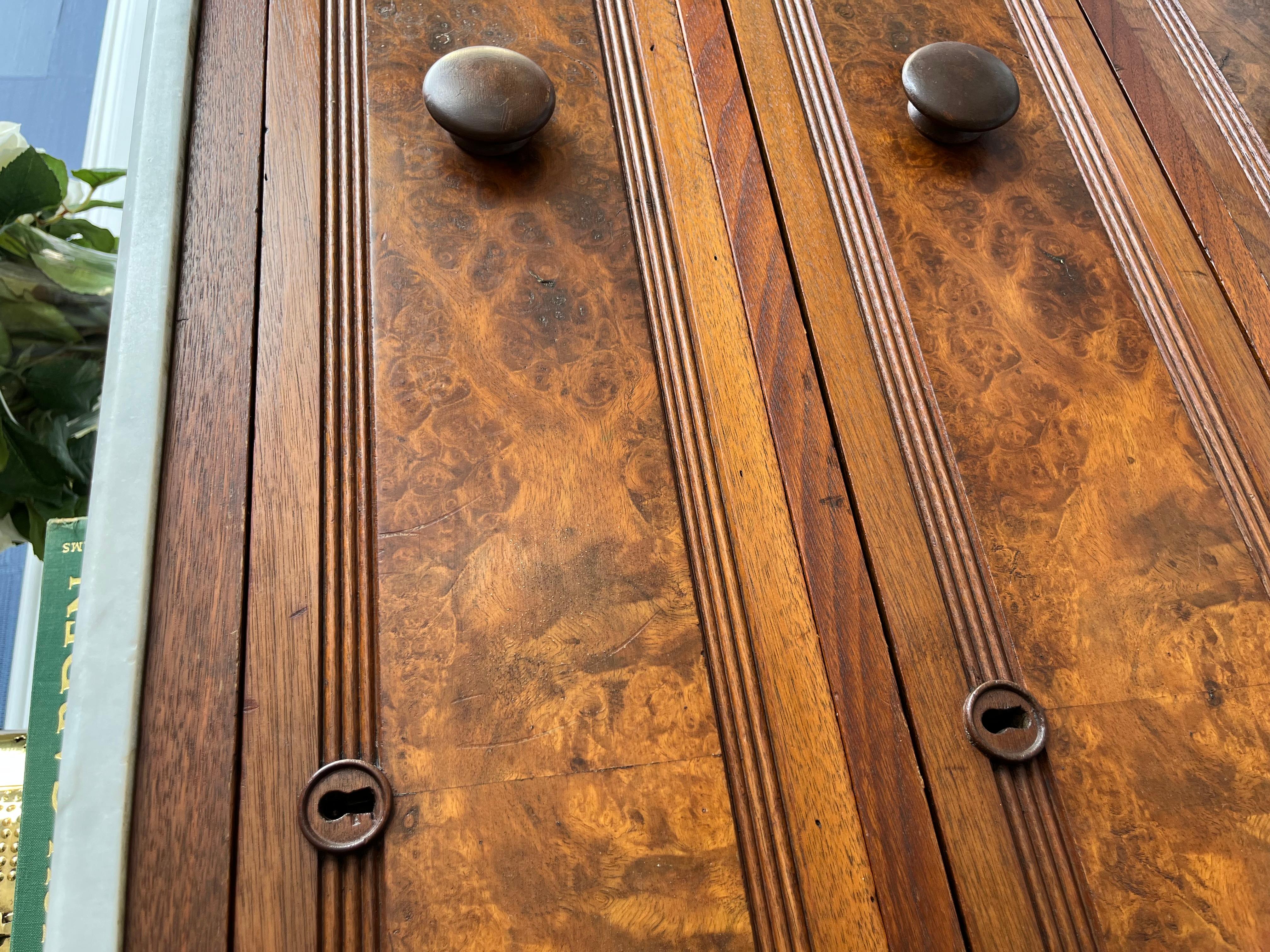 Antico comò in legno di radica con piano in marmo, circa 1880-1910 in vendita 5