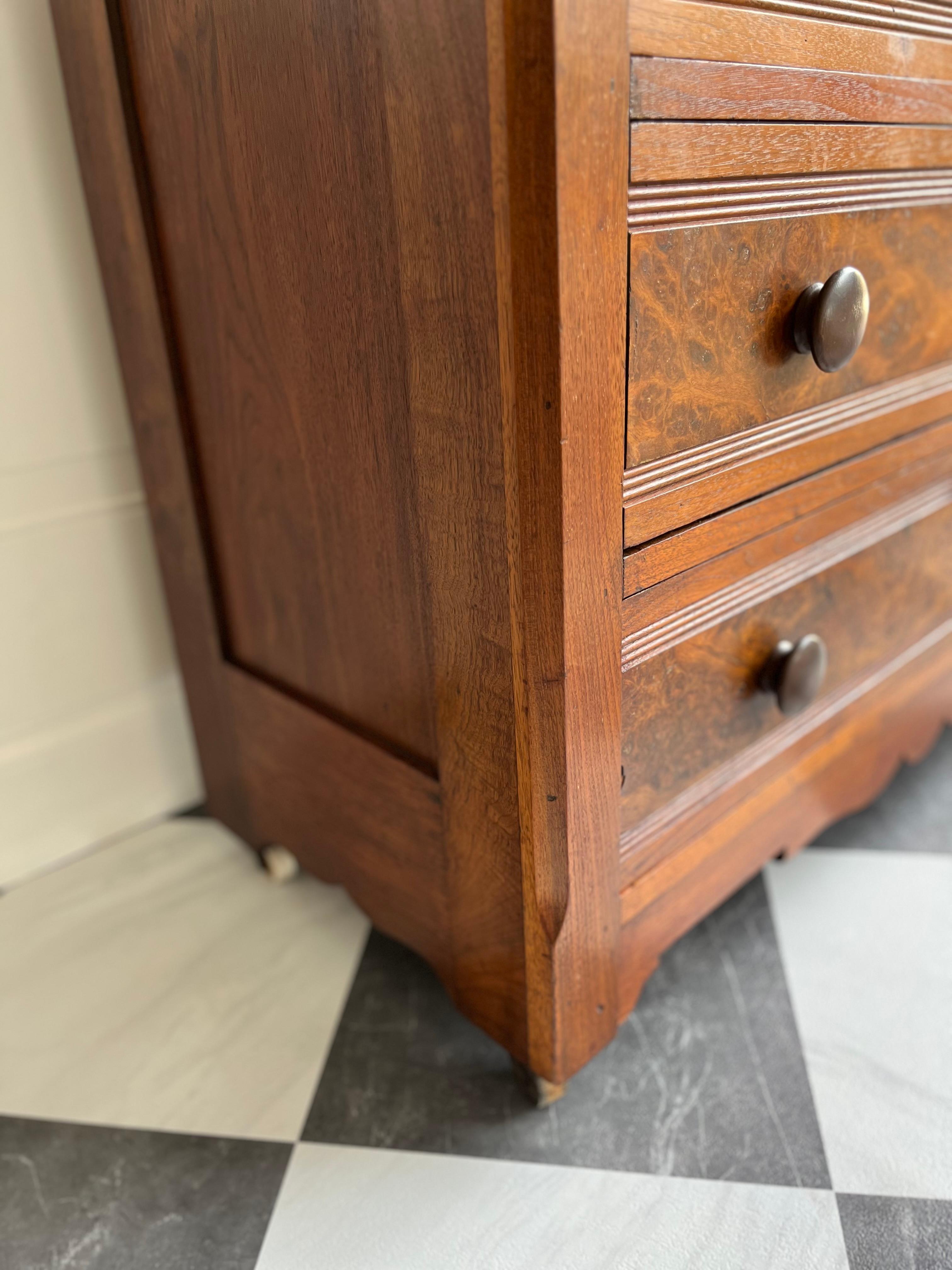 Antico comò in legno di radica con piano in marmo, circa 1880-1910 in vendita 6