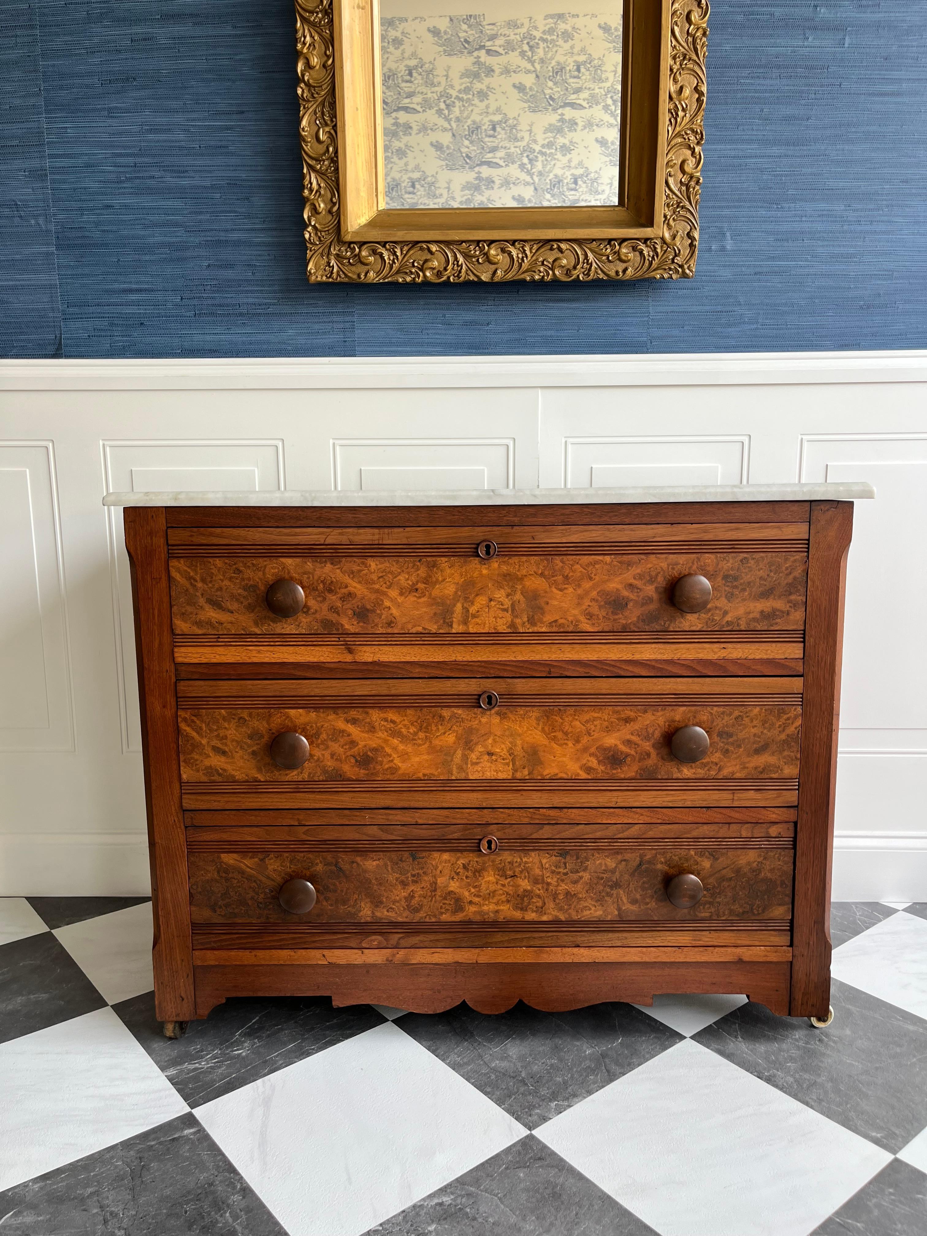 Esta atractiva base de cómoda Eastlake data de finales del siglo XIX y presenta chapa de madera de fresno bellamente veteada, juntas de cola de milano cortadas a mano y proporciones victorianas clásicas. Aunque originalmente formaba parte de una