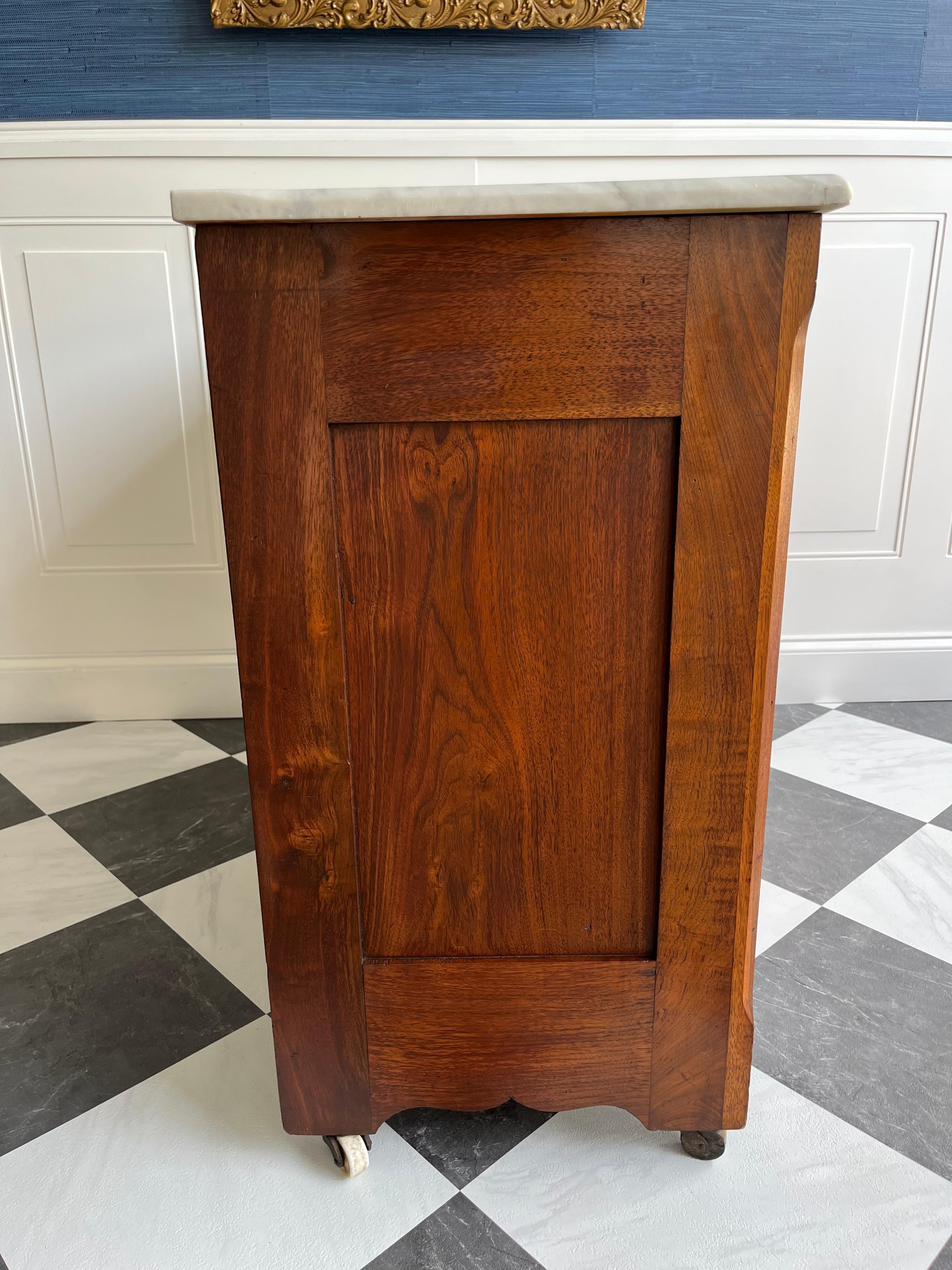Antigua cómoda de madera de Burlwood con tapa de mármol Circa 1880-1910 Estadounidense