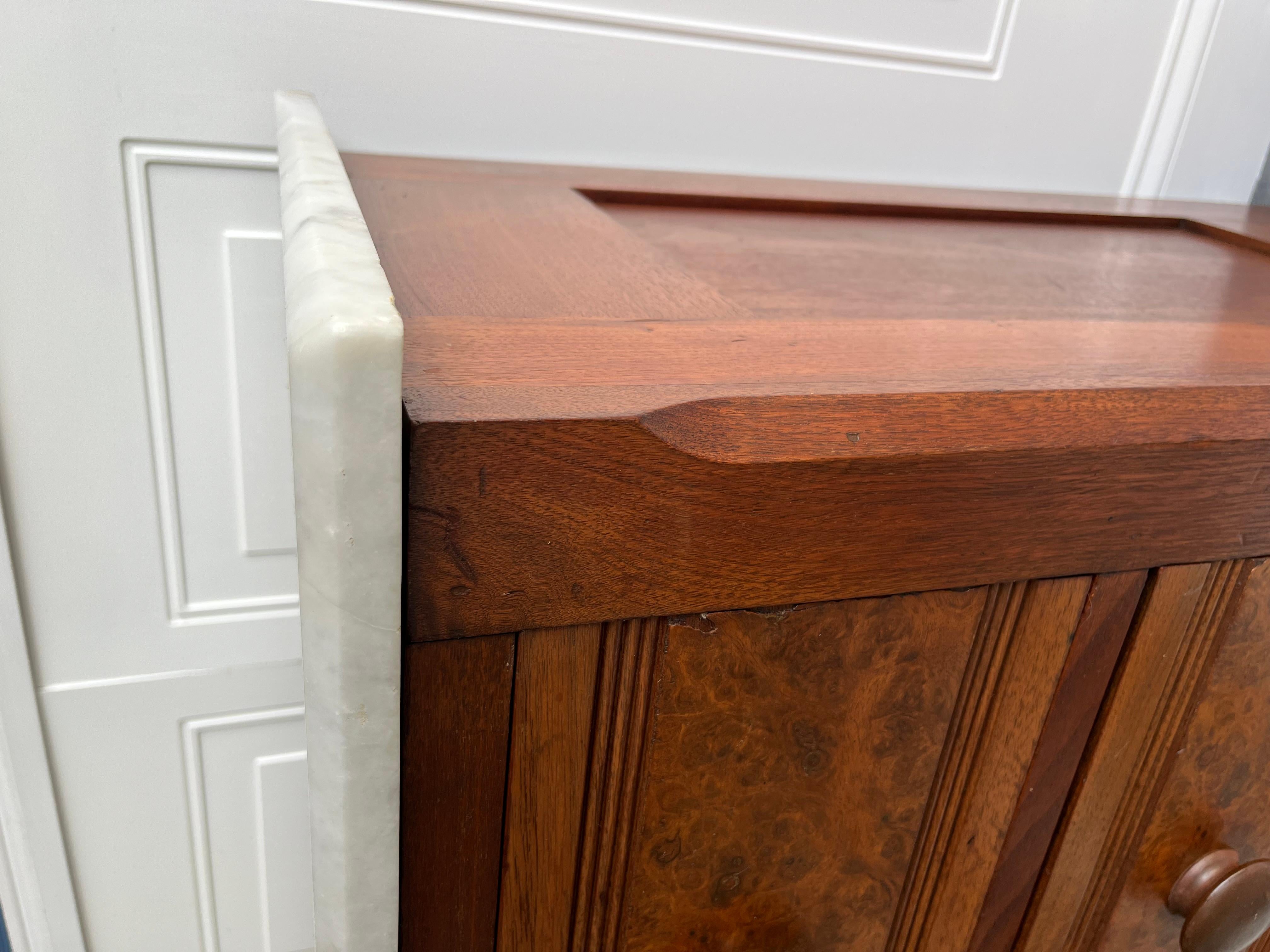 Americano Antico comò in legno di radica con piano in marmo, circa 1880-1910 in vendita