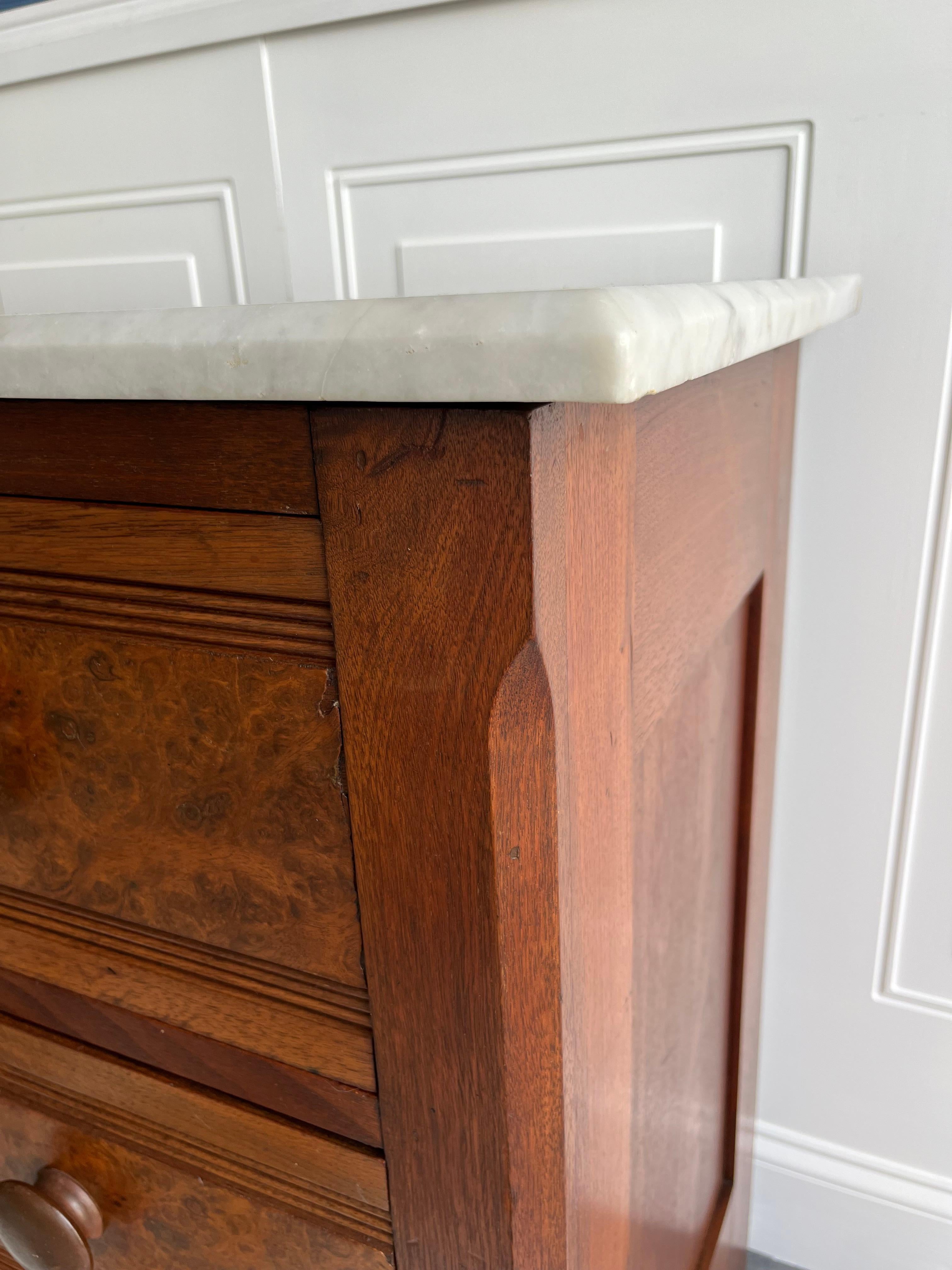 Antigua cómoda de madera de Burlwood con tapa de mármol Circa 1880-1910 Chapado
