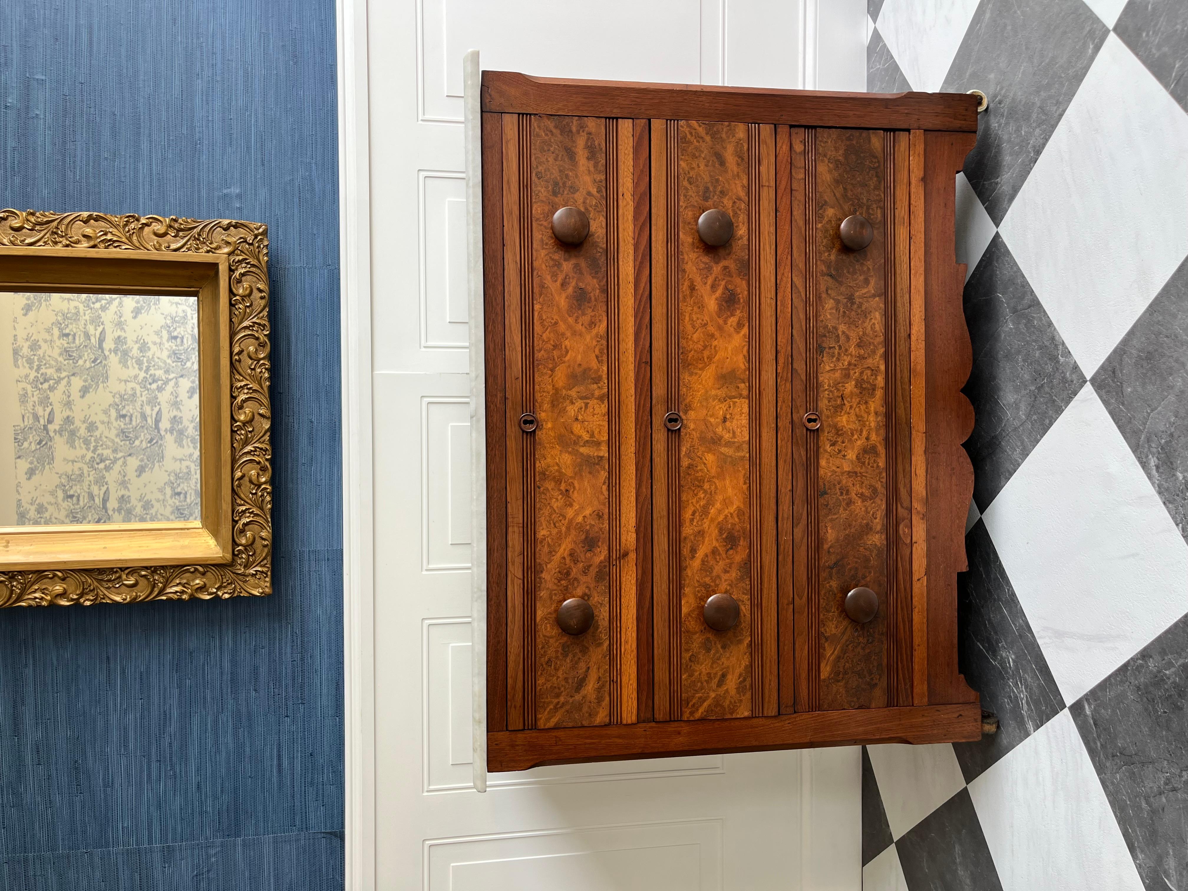 XIX secolo Antico comò in legno di radica con piano in marmo, circa 1880-1910 in vendita