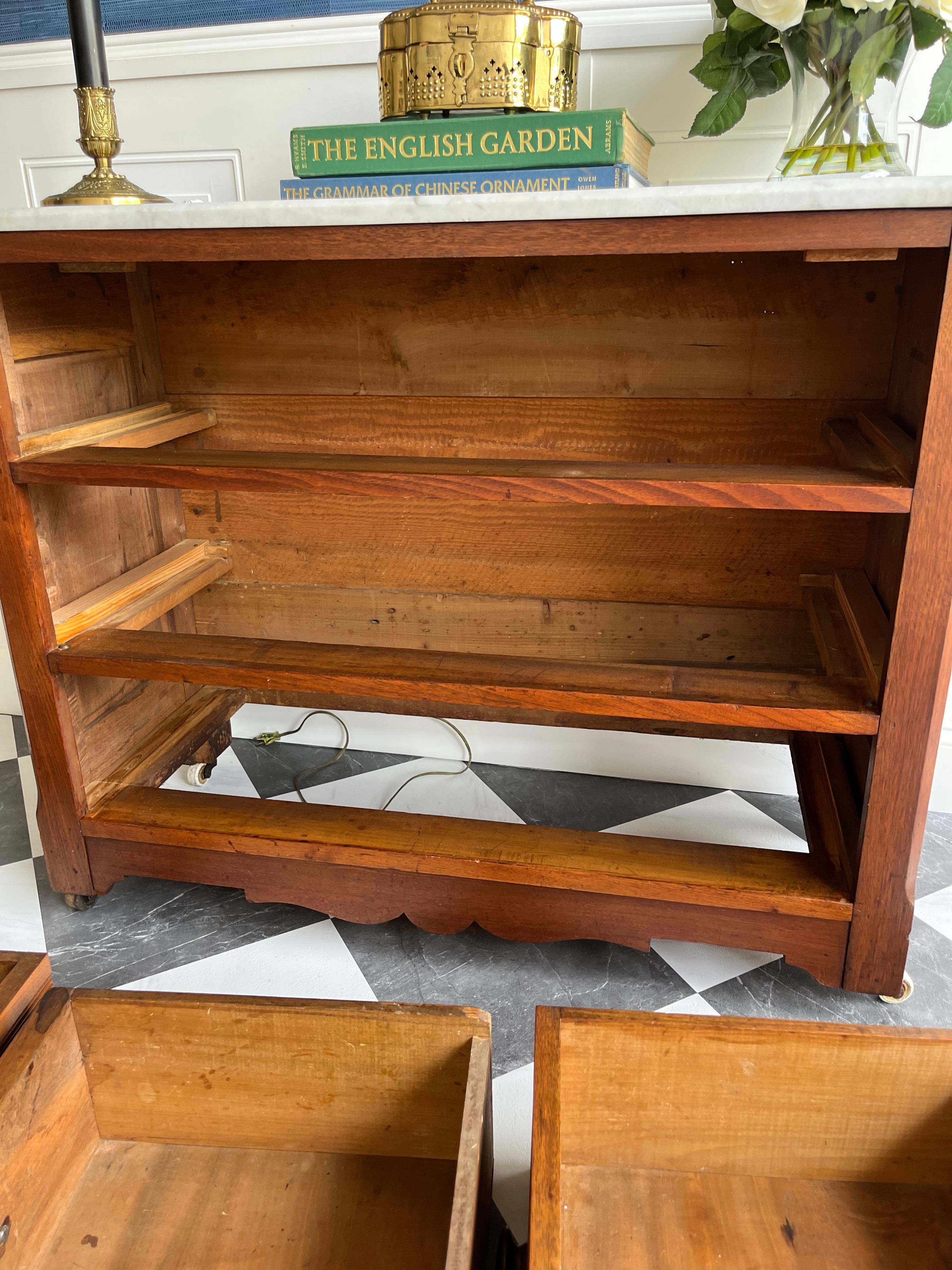 Antigua cómoda de madera de Burlwood con tapa de mármol Circa 1880-1910 1