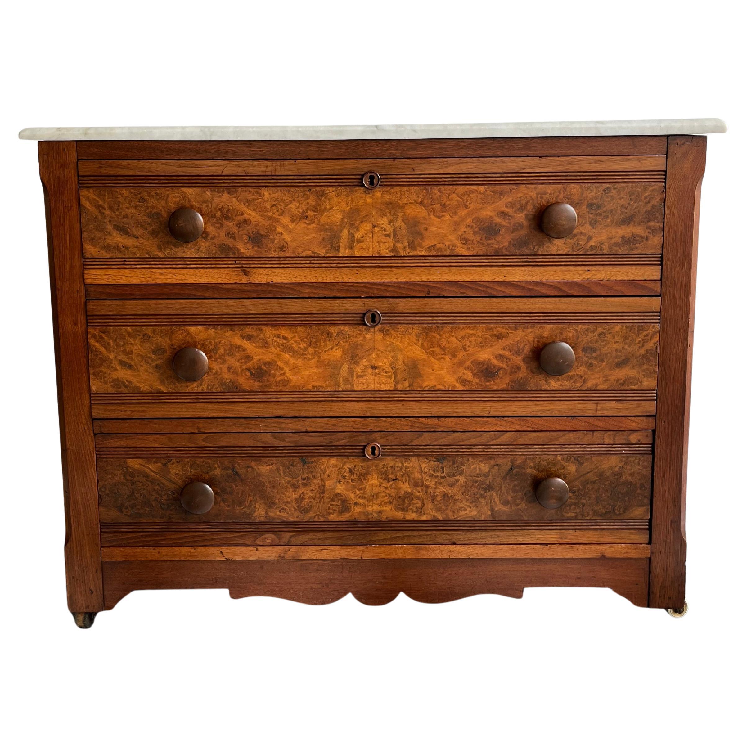 Antico comò in legno di radica con piano in marmo, circa 1880-1910 in vendita