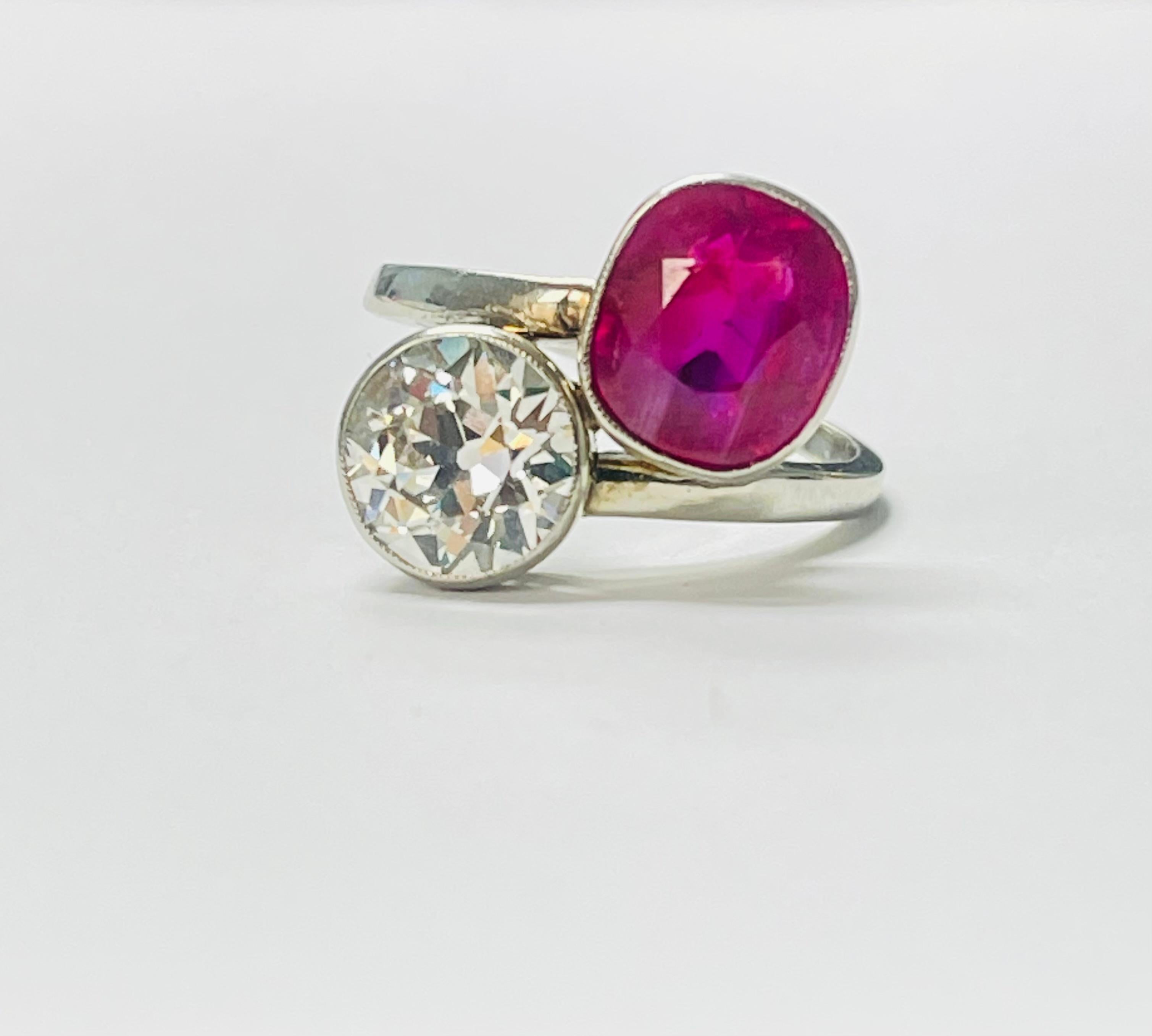 Bague ancienne de Birmanie non chauffée « Toi et Moi » en platine avec rubis de Birmanie et diamants par passe Excellent état - En vente à New York, NY