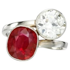 Antiker Burma No Heat Rubin und Diamant By Pass "Toi Et Moi" Ring aus Platin.