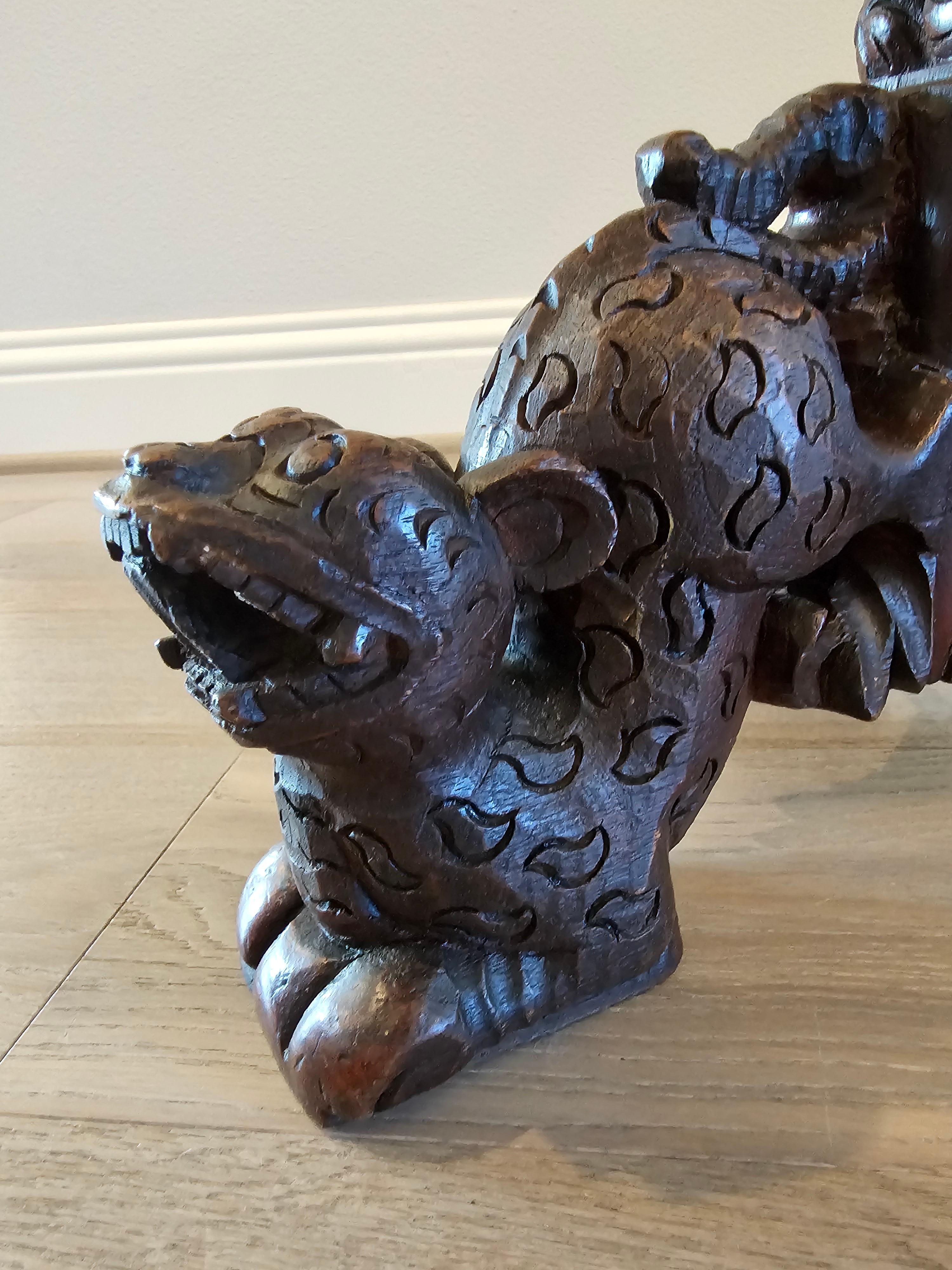 Antiker burmesischer anglo-indischer geschnitzter Leoparden-Beistelltisch (Eichenholz) im Angebot