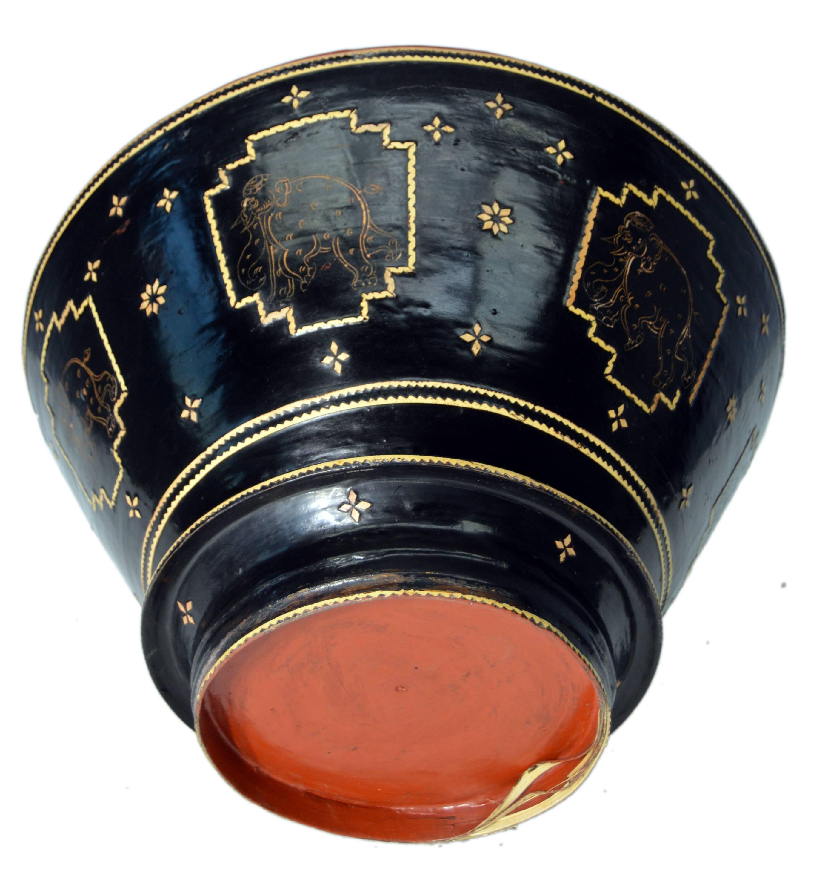Bol à offrandes de temple antique en laque noire de Birmanie du 19ème siècle 4