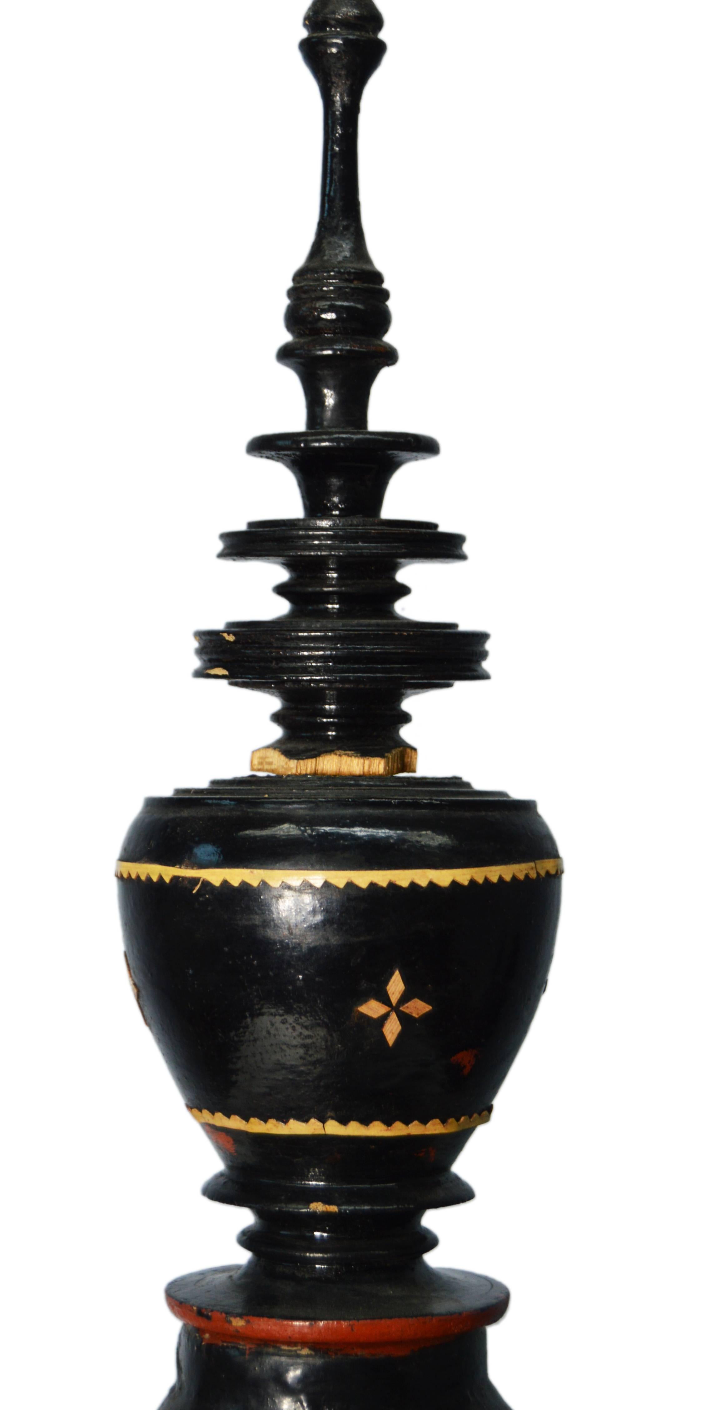 Bol à offrandes de temple en laque noire birmane du 19e siècle:: avec des accents décoratifs. Né en Birmanie au XIXe siècle:: ce bol à offrandes de temple est fait de bambou recouvert de laque noire à l'extérieur:: rouge à l'intérieur. Présentant
