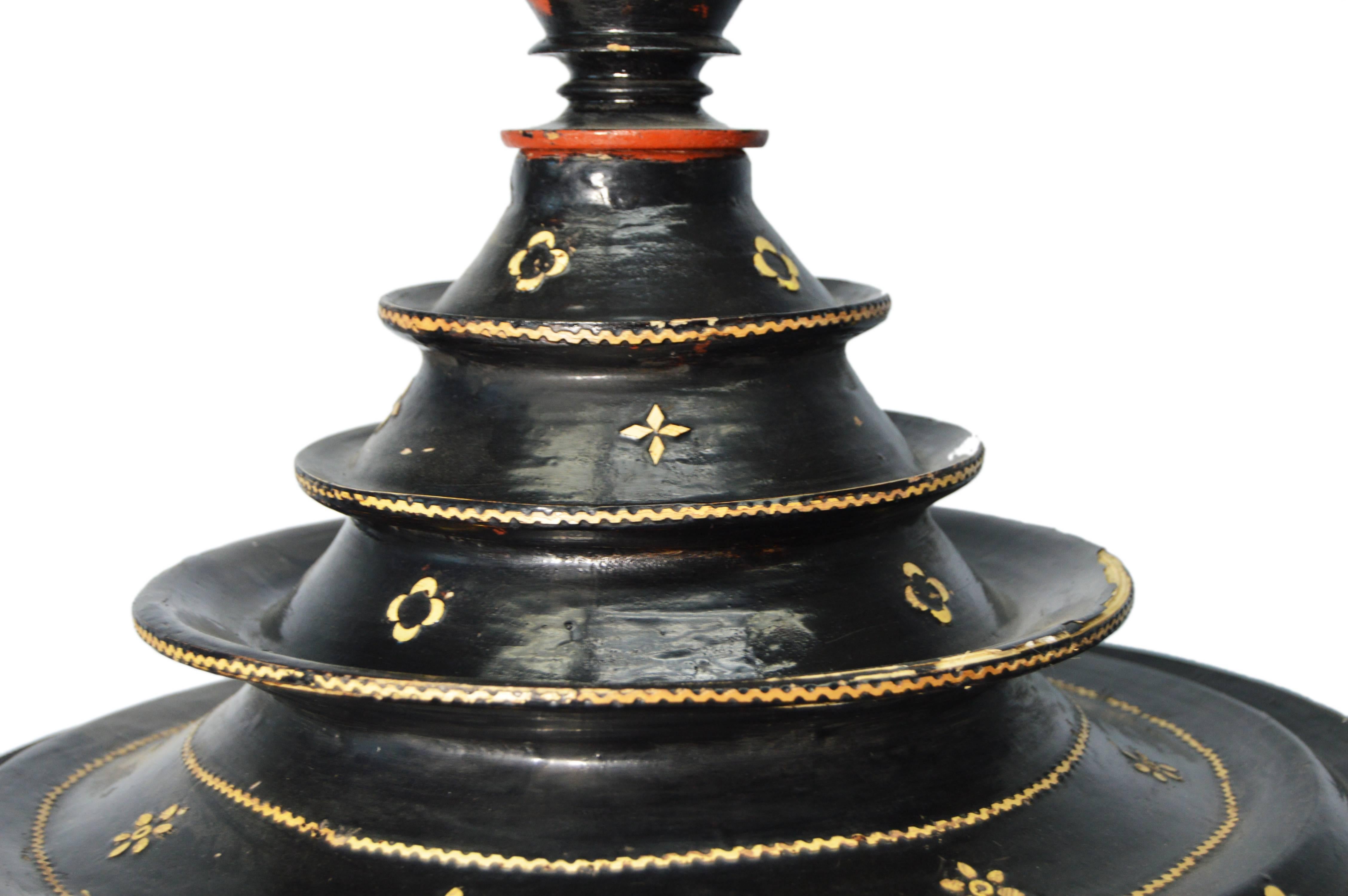 Laqué Bol à offrandes de temple antique en laque noire de Birmanie du 19ème siècle