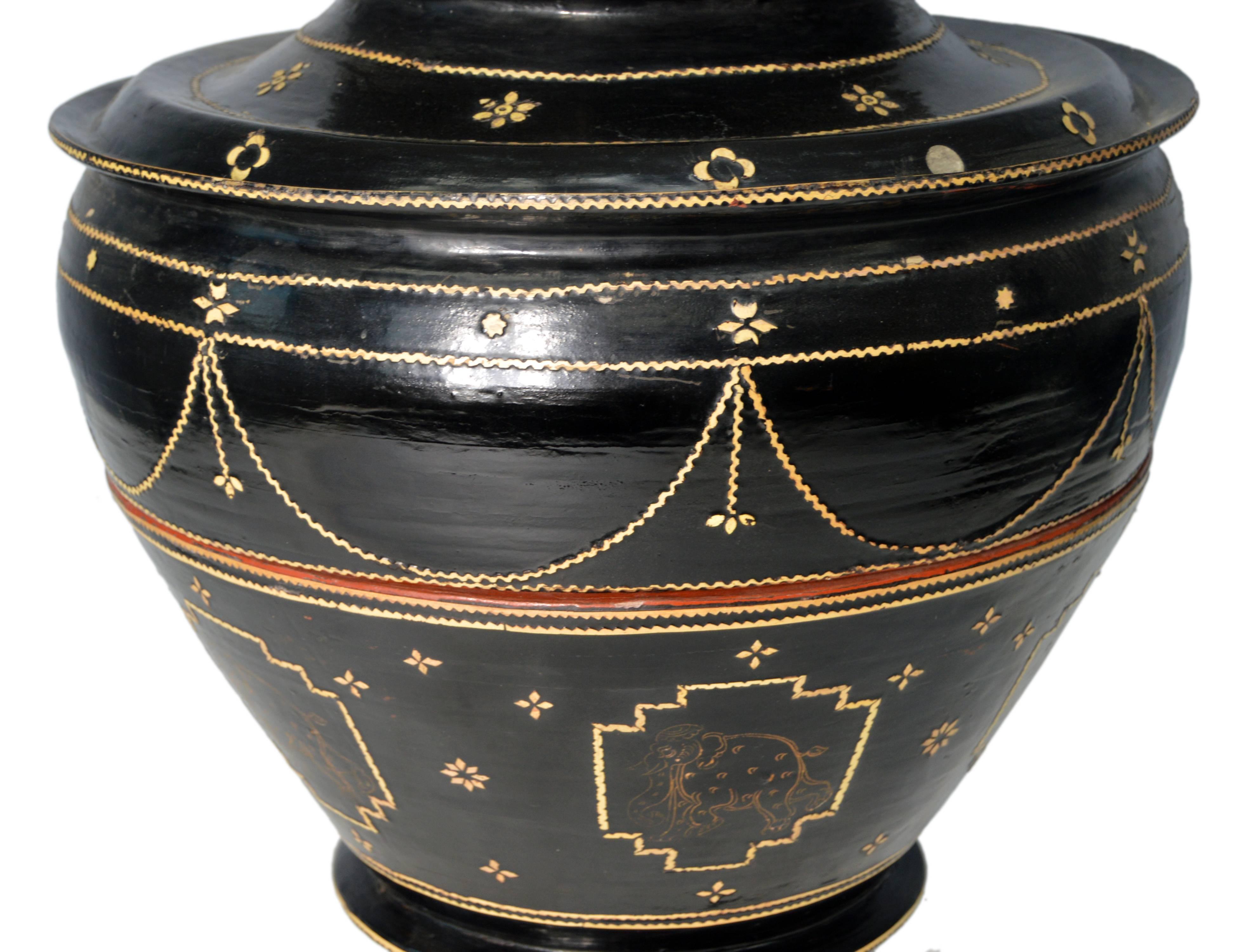 Bol à offrandes de temple antique en laque noire de Birmanie du 19ème siècle Bon état à Yonkers, NY