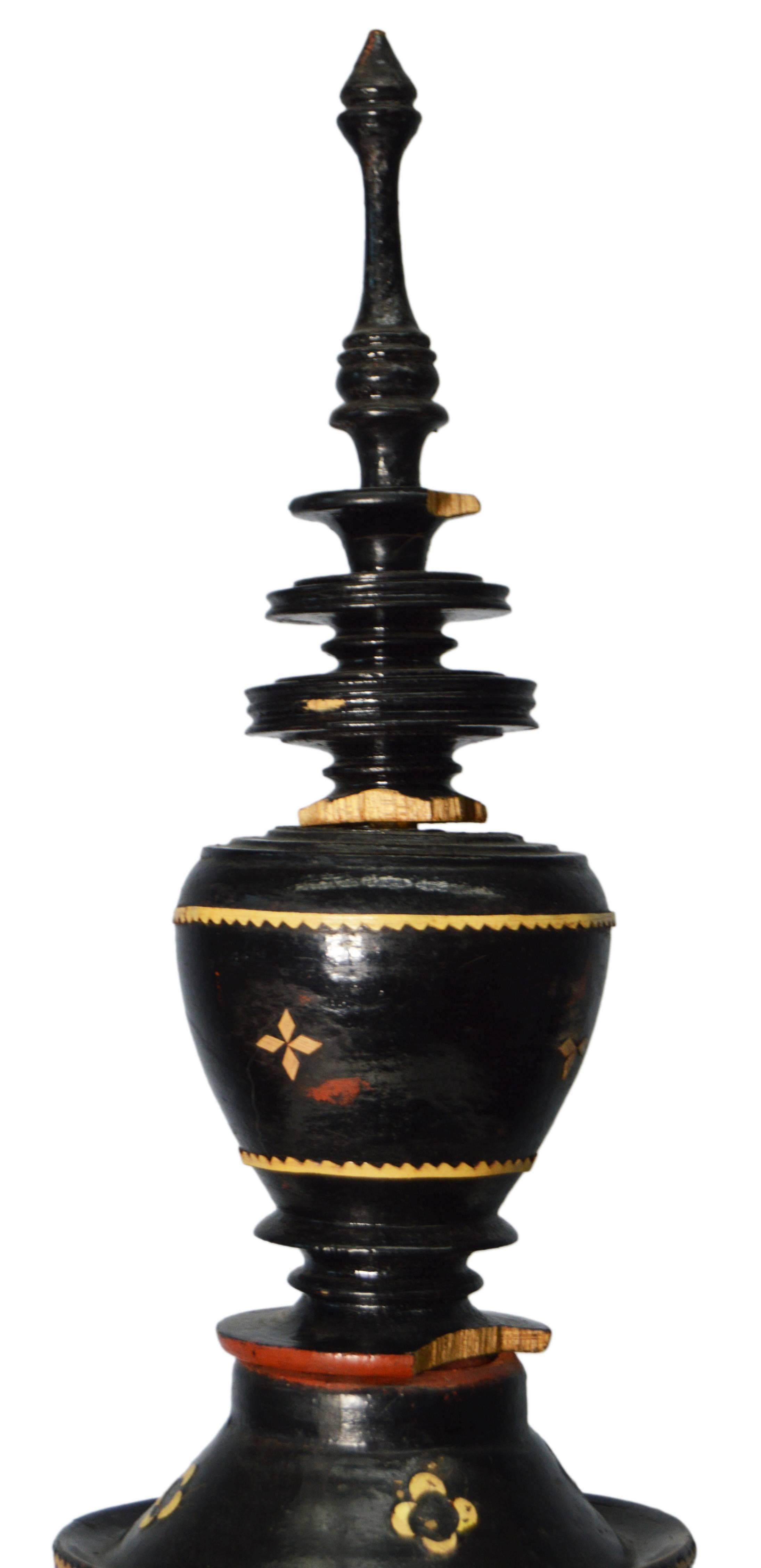 XIXe siècle Bol à offrandes de temple antique en laque noire de Birmanie du 19ème siècle