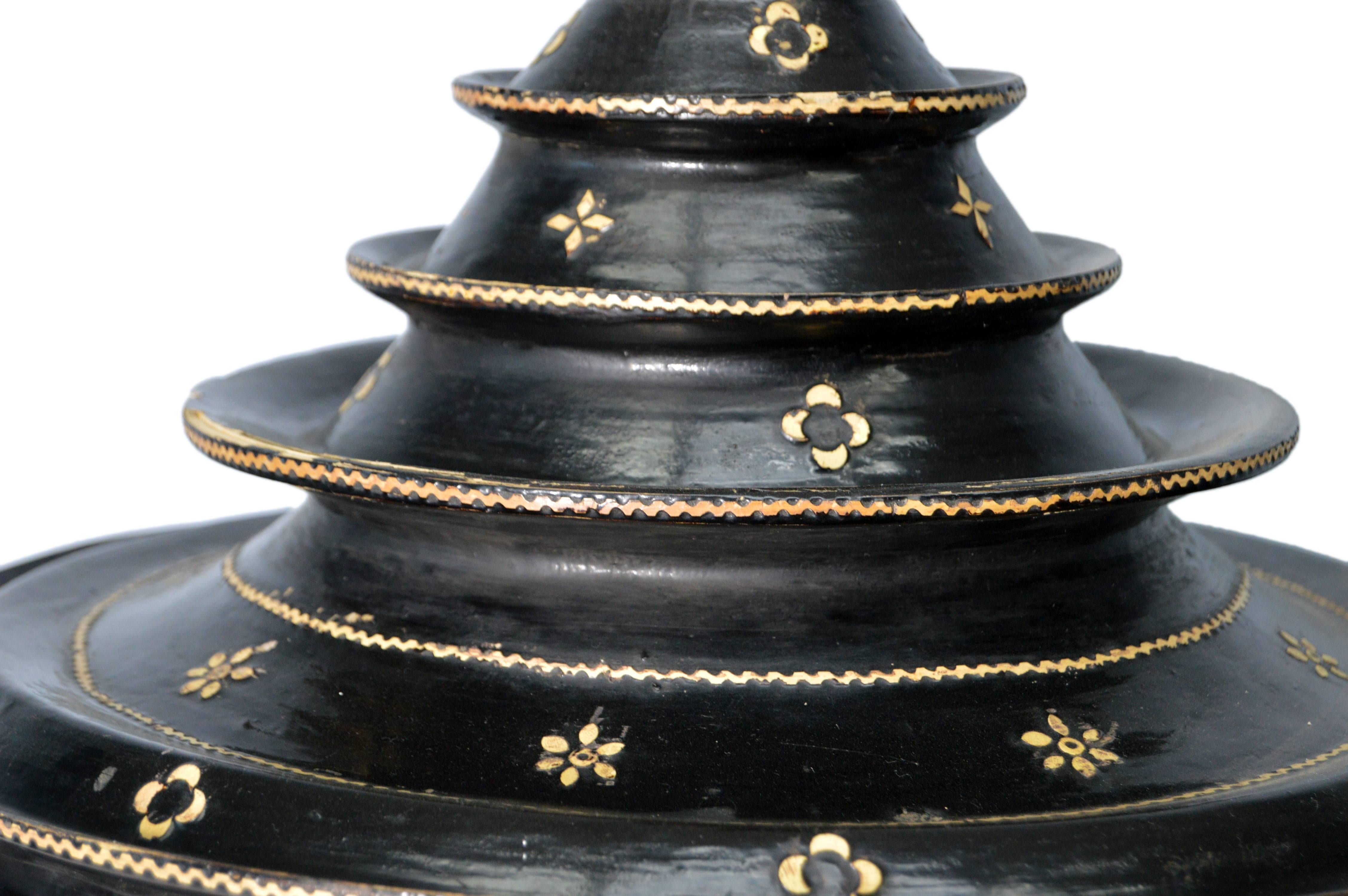 Bol à offrandes de temple antique en laque noire de Birmanie du 19ème siècle 1