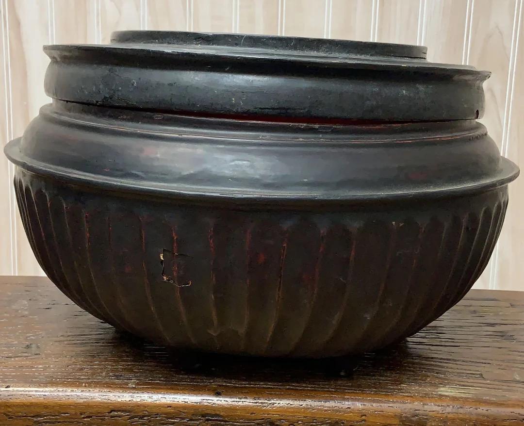 Antico set di ciotole da offerta di un monaco birmano nero

La ciotola da offerta birmana laccata di nero si chiama hsun kwet.  è unico in Birmania e veniva utilizzato per presentare le offerte di cibo nei monasteri buddisti.  Ci sono tre ciotole e