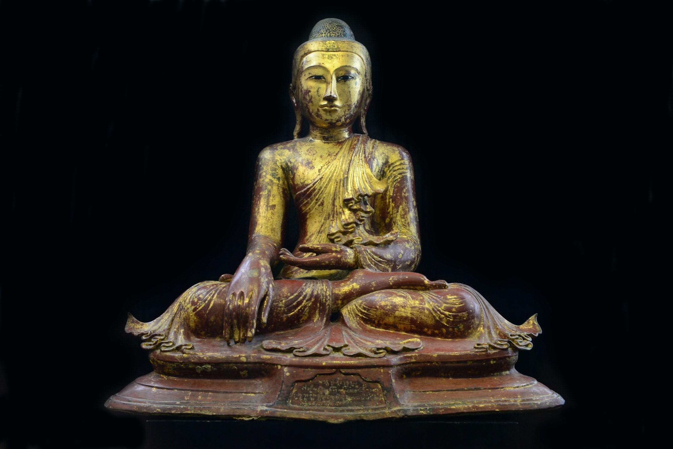 Forged Antique Burmese Bronze Seated Mandalay Buddha with gilt and lacquer finish For Sale