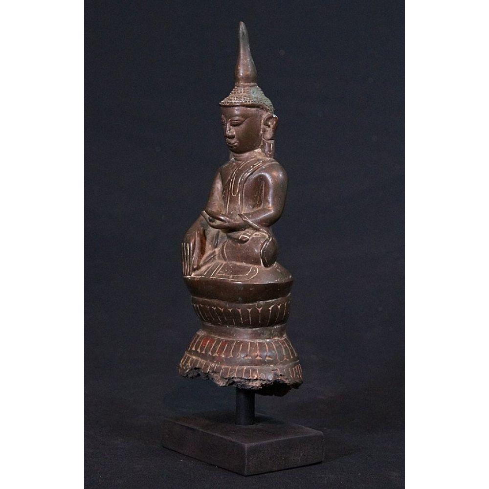 Material: bronze
Measures: 28 cm high 
The Buddha is 24,5 cm high
Weight: 1.045 kgs
Shan (Tai Yai) style
Bhumisparsha mudra
Originating from Burma
17-18th century.



