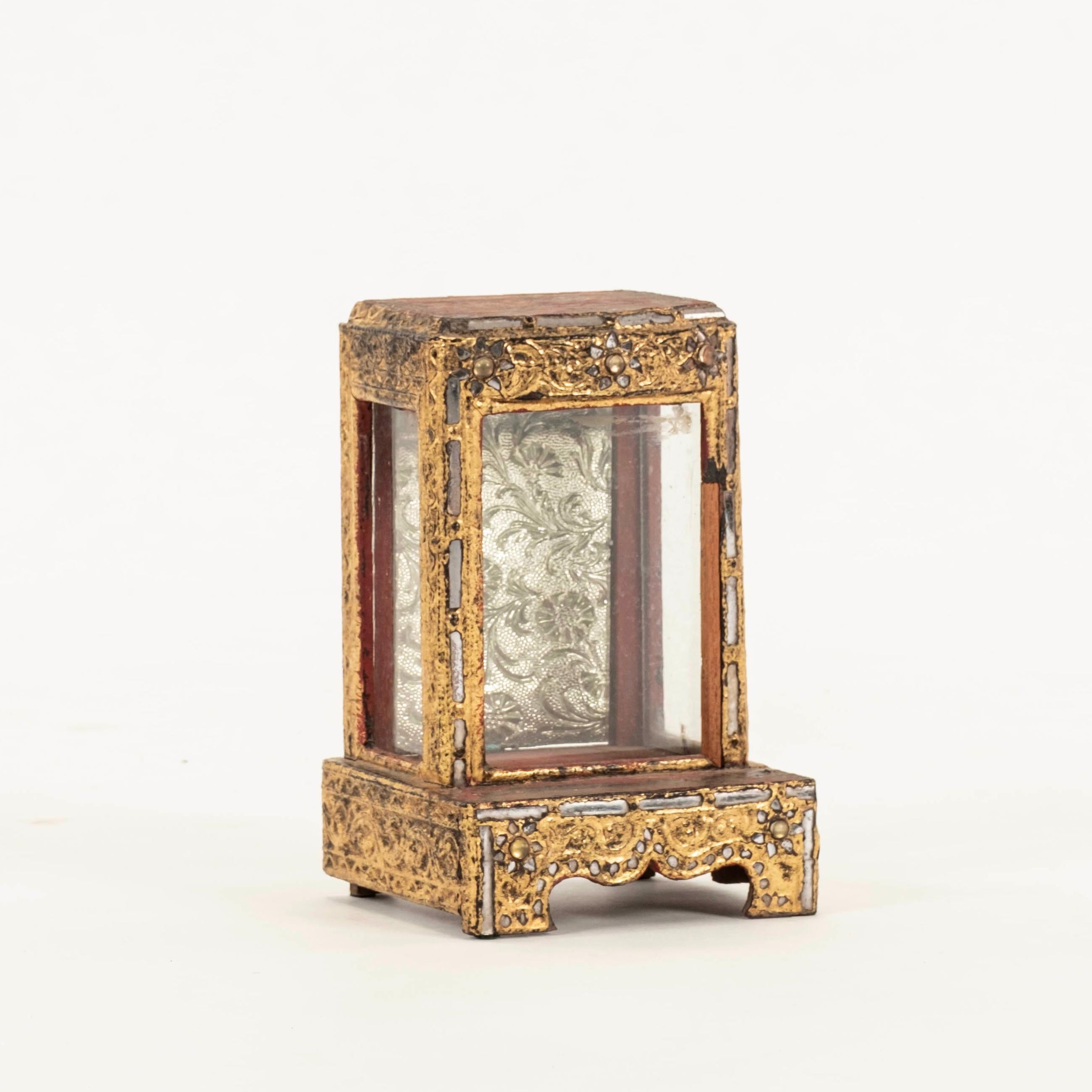 Antiguo Santuario Búdico Birmano Dorado en venta